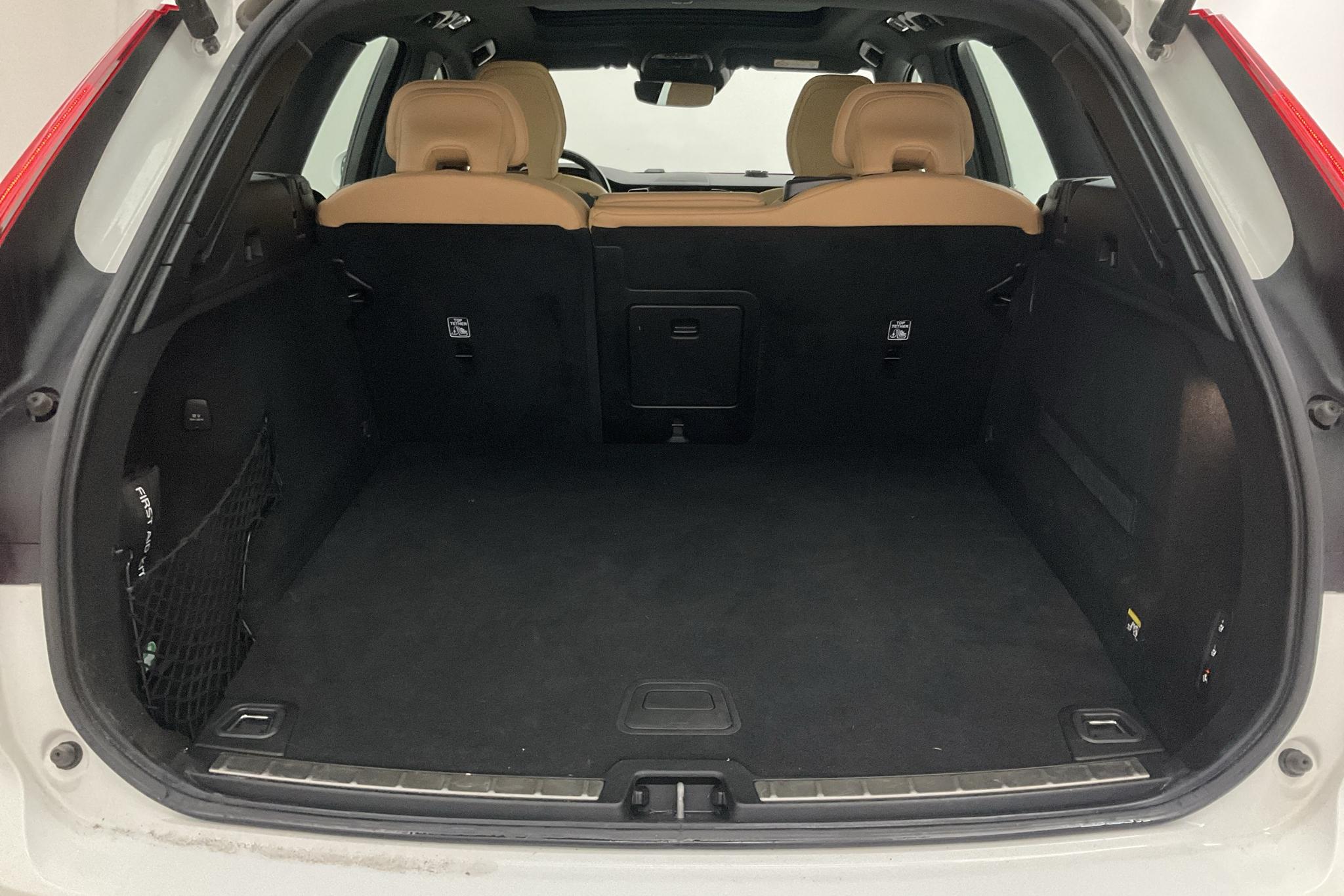 Volvo XC60 T8 AWD Recharge (390hk) - 178 380 km - Automatyczna - biały - 2019