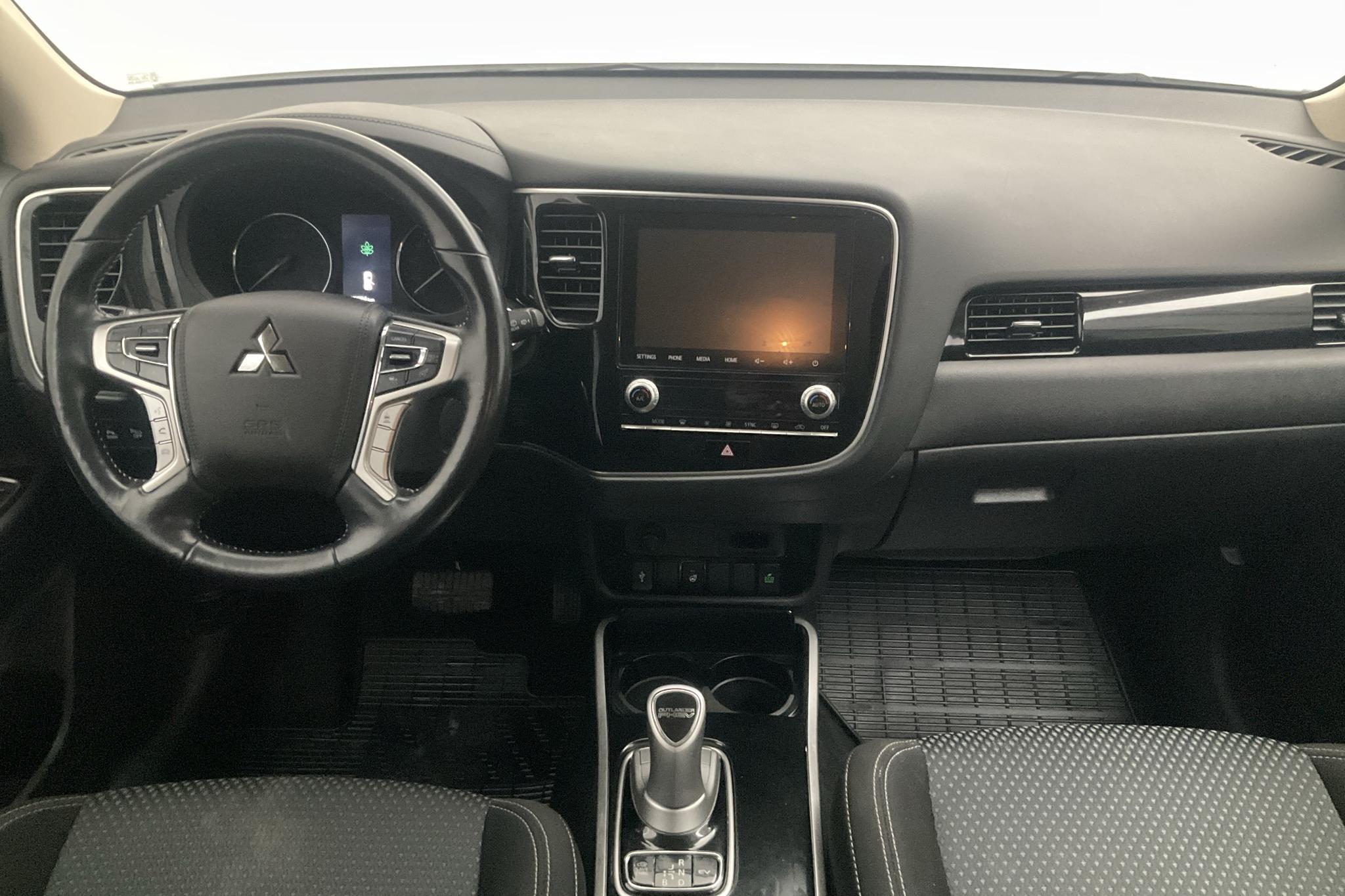 Mitsubishi Outlander 2.4 Plug-in Hybrid 4WD (136hk) - 10 589 mil - Automat - vit - 2020