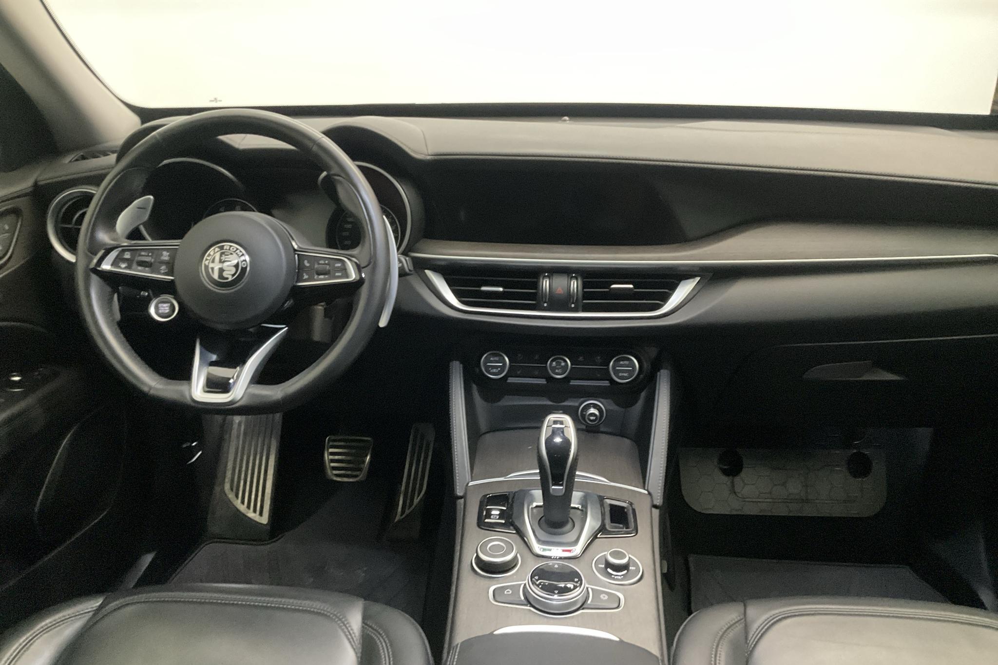 Alfa Romeo Stelvio 2.0 AWD (200hk) - 6 540 mil - Automat - svart - 2020