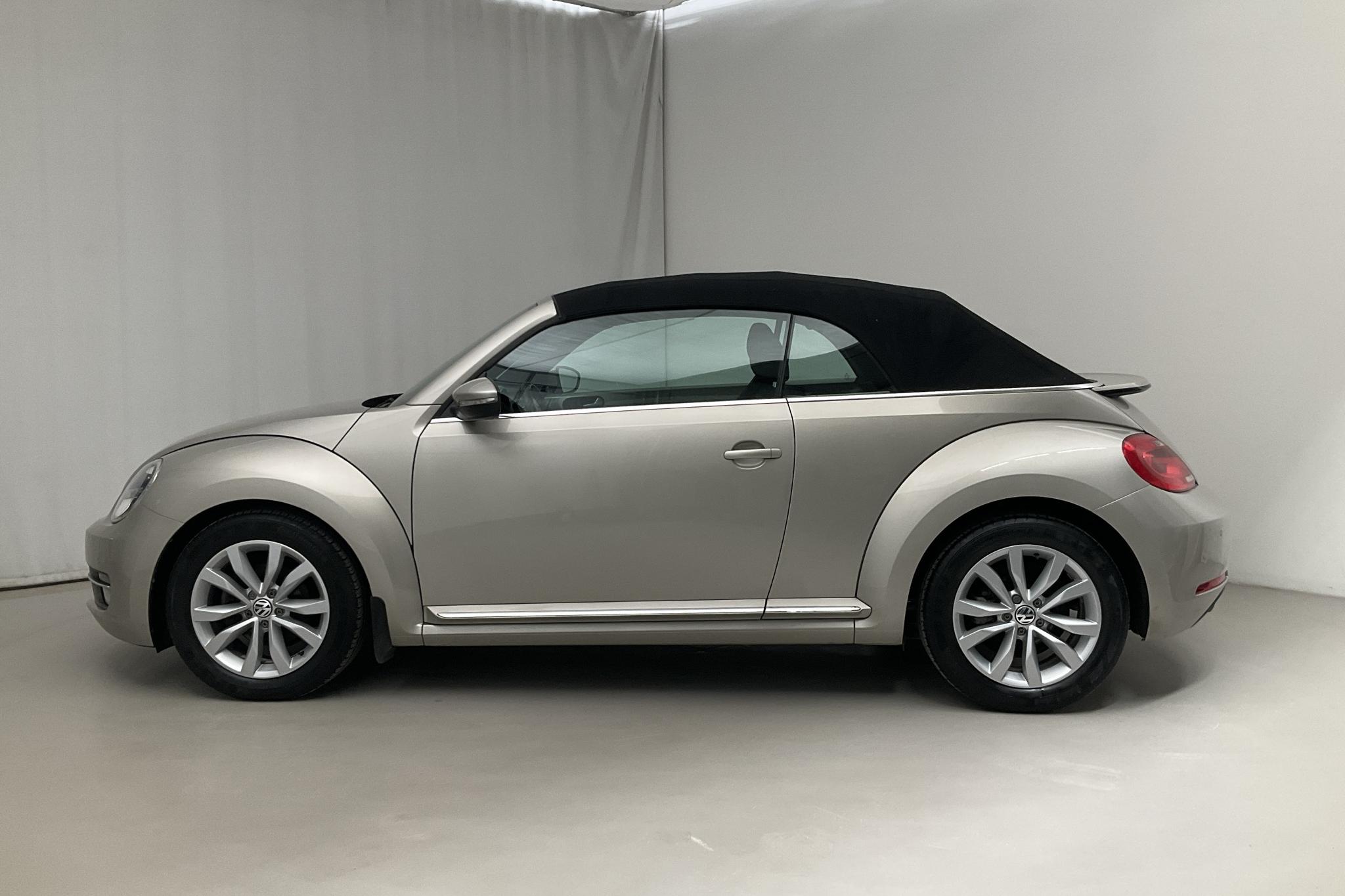 VW Beetle 1.2 TSI Cabriolet (105hk) - 3 158 mil - Manuell - silver - 2015
