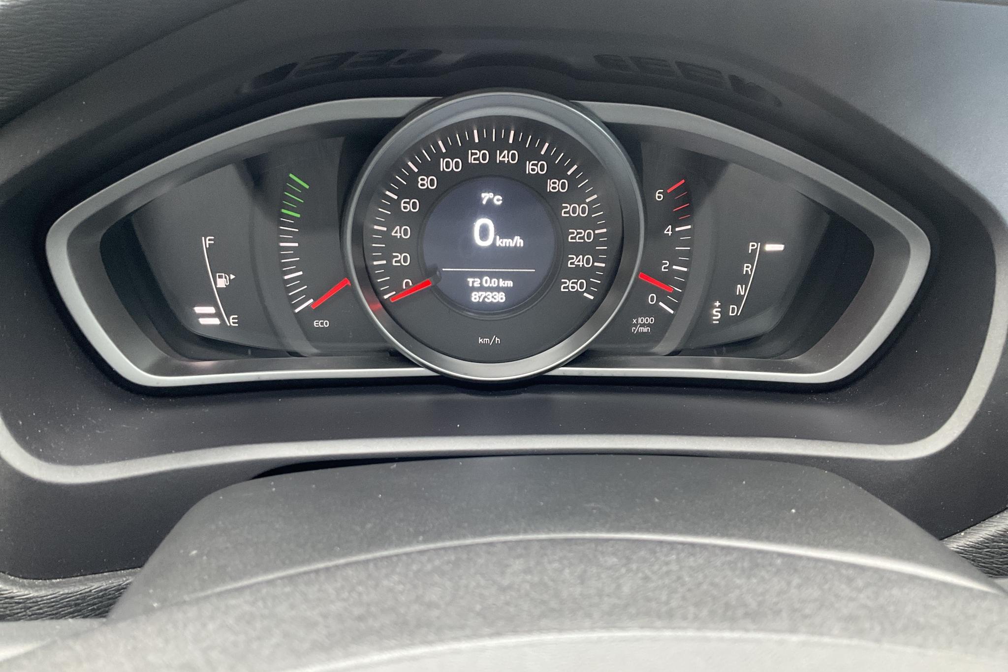 Volvo V40 Cross Country D2 (120hk) - 8 734 mil - Automat - grå - 2018