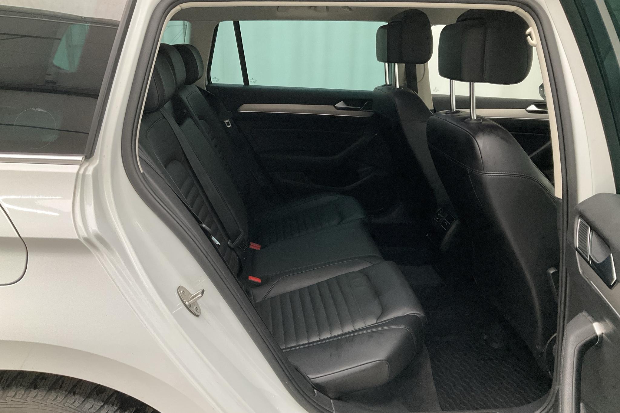VW Passat 2.0 TDI Sportscombi 4MOTION (190hk) - 20 016 mil - Automat - vit - 2018