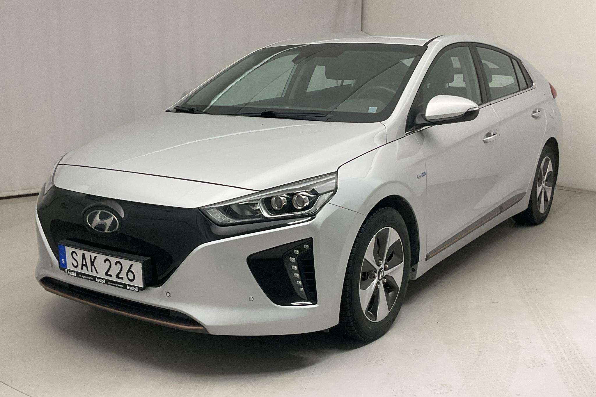 Hyundai IONIQ Electric (120hk) - 6 075 mil - Automat - silver - 2018