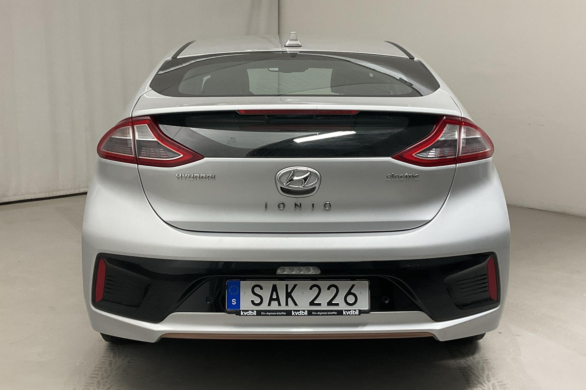 Hyundai IONIQ Electric (120hk) - 60 750 km - Automatyczna - srebro - 2018