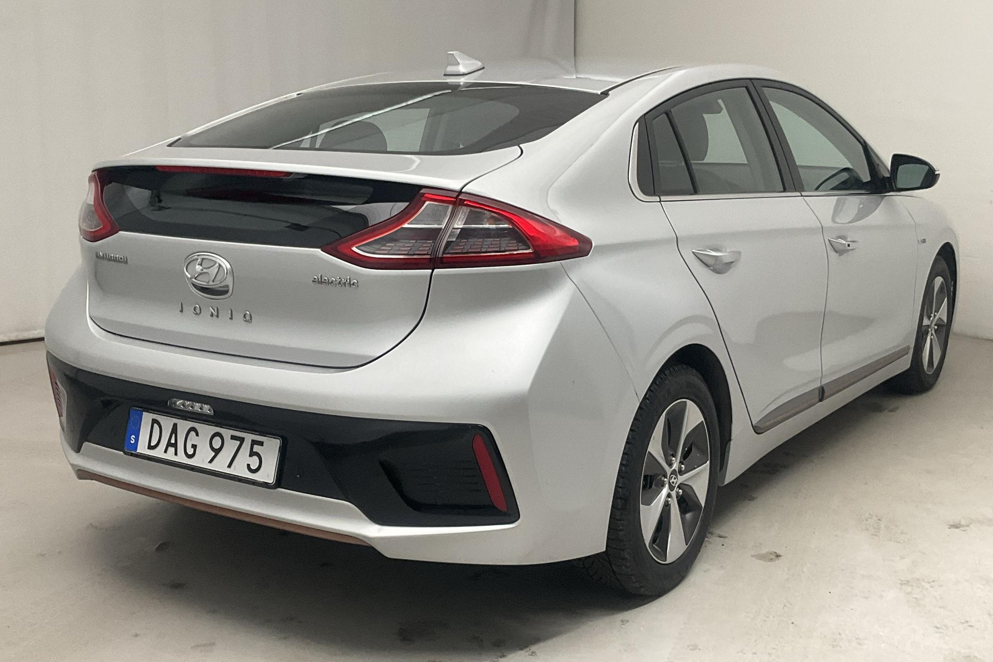 Hyundai IONIQ Electric (120hk) - 10 322 mil - Automat - silver - 2018
