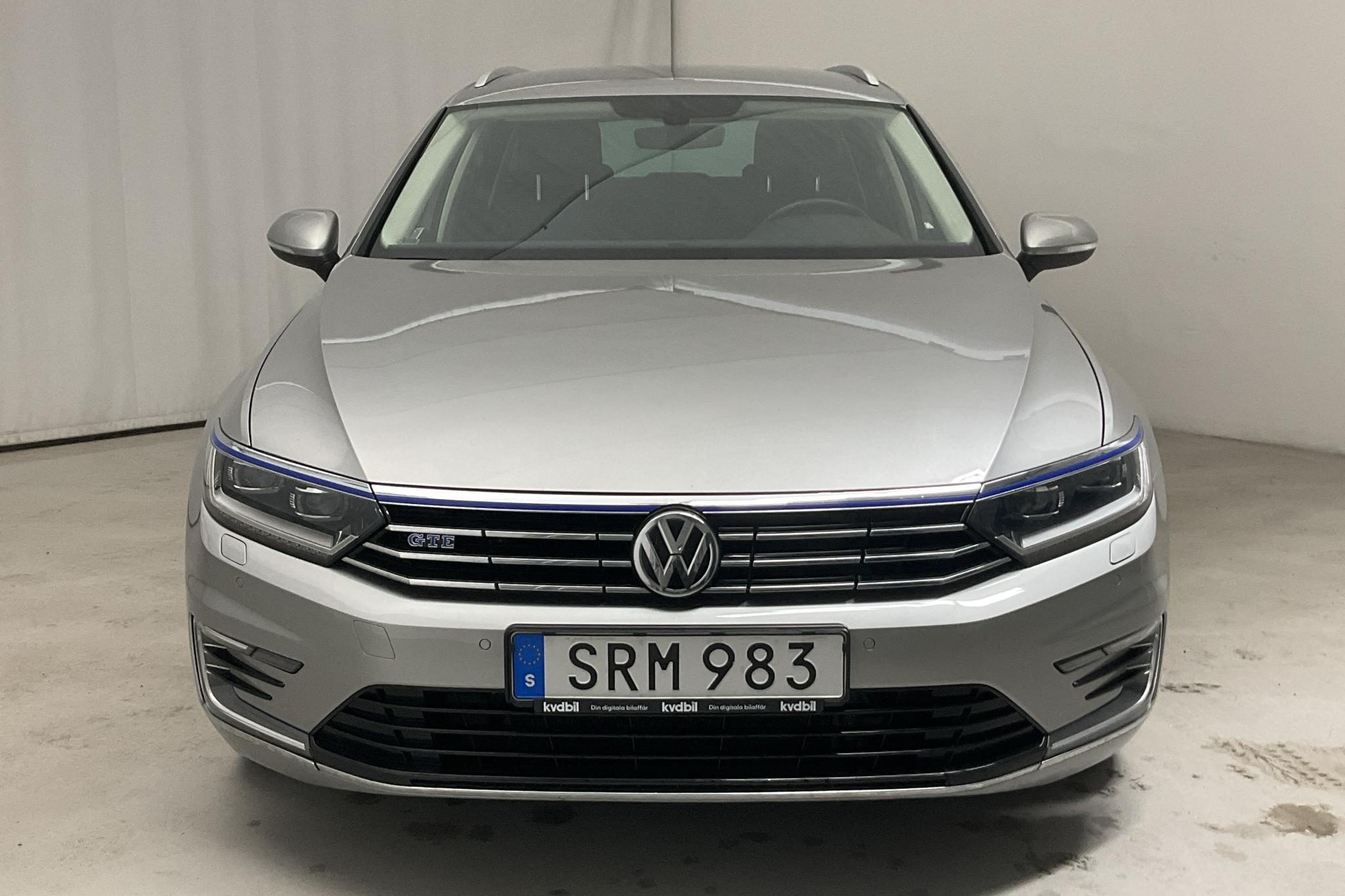 VW Passat 1.4 Plug-in-Hybrid Sportscombi (218hk) - 9 601 mil - Automat - silver - 2017