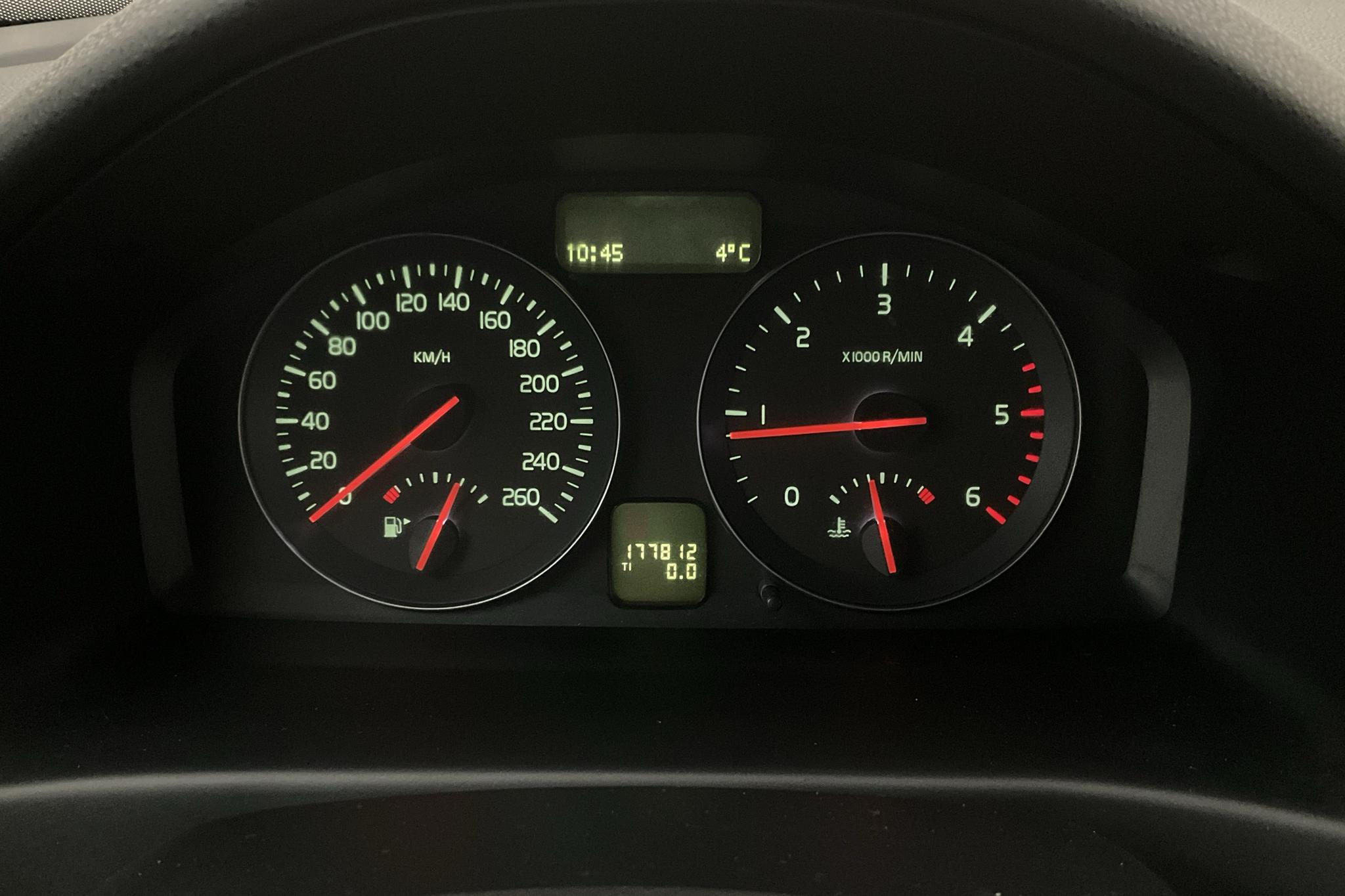 Volvo V50 D2 (115hk) - 17 781 mil - Manuell - röd - 2011