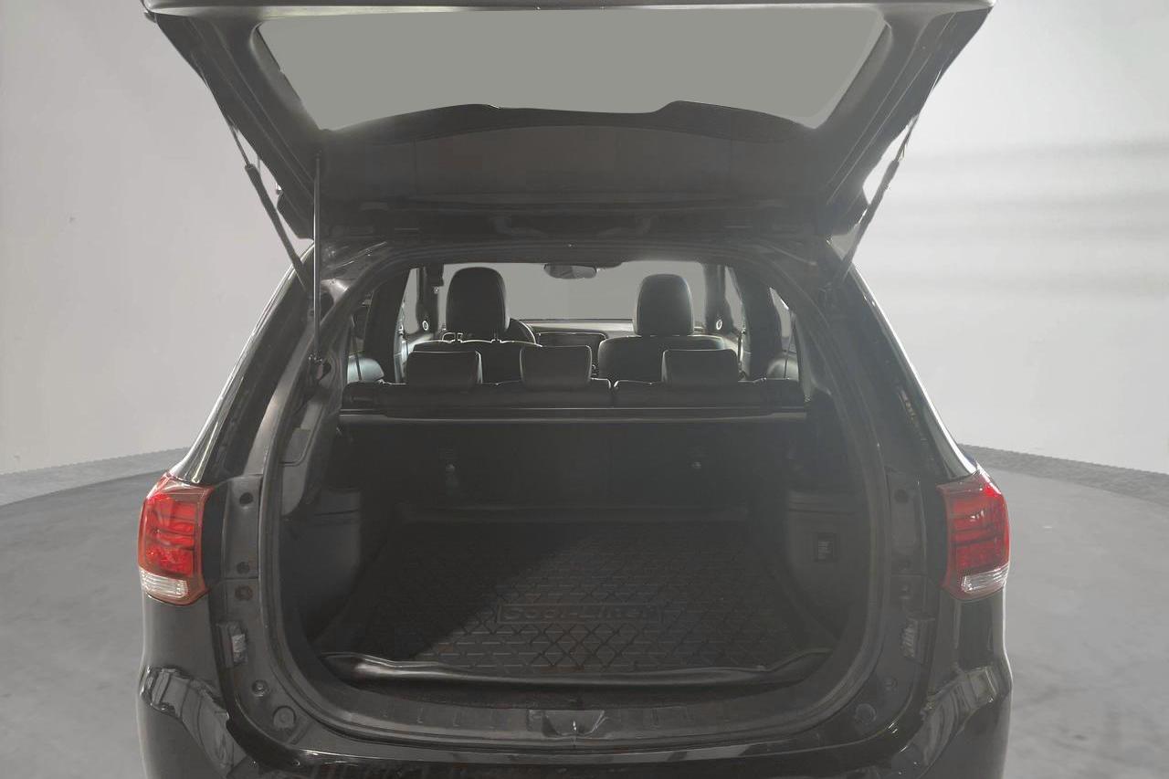 Mitsubishi Outlander 2.4 Plug-in Hybrid 4WD (136hk) - 11 119 mil - Automat - svart - 2020