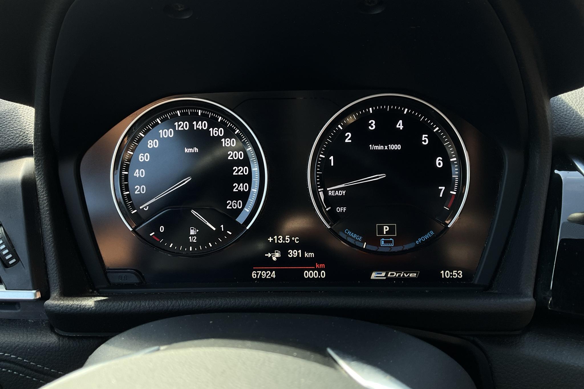BMW 225xe Active Tourer LCI, F45 (224hk) - 6 793 mil - Automat - vit - 2019
