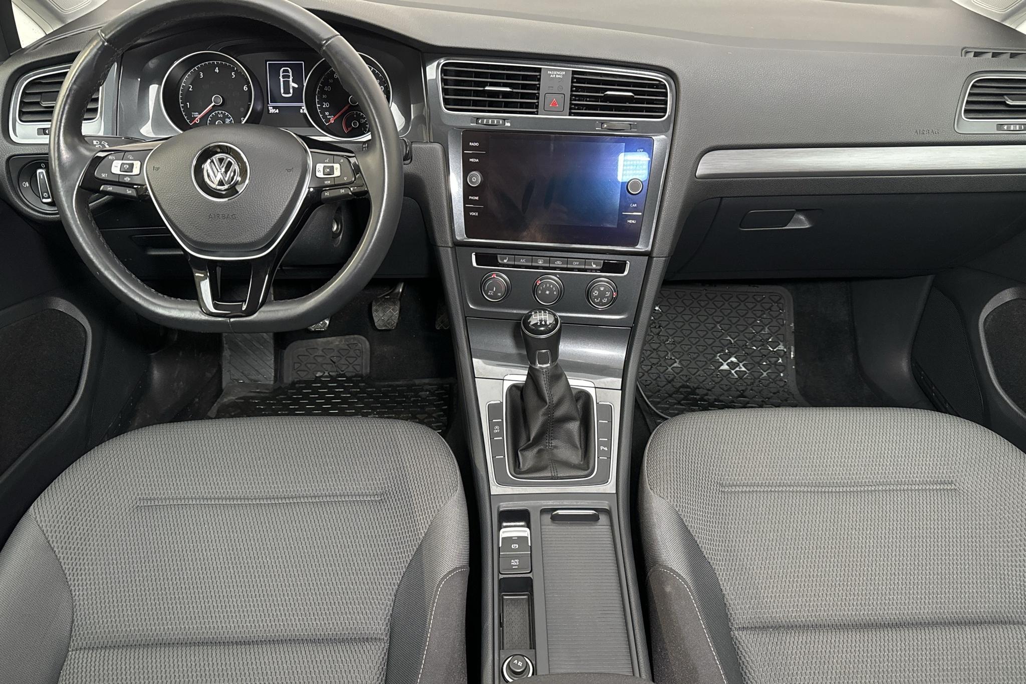 VW Golf VII 1.5 TGI Sportscombi (130hk) - 3 950 km - Manuaalinen - hopea - 2019
