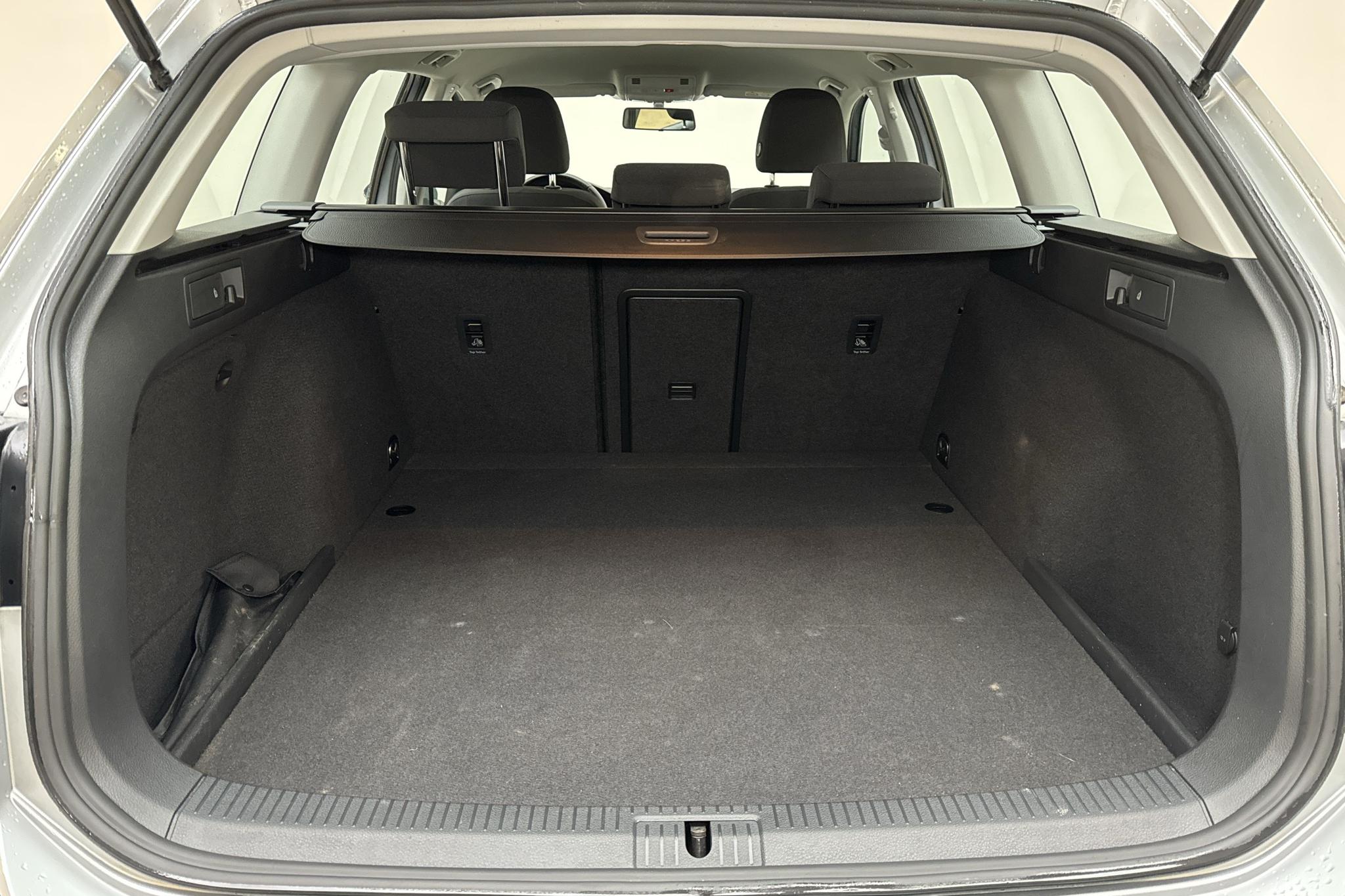 VW Golf VII 1.5 TGI Sportscombi (130hk) - 3 950 km - Manualna - srebro - 2019