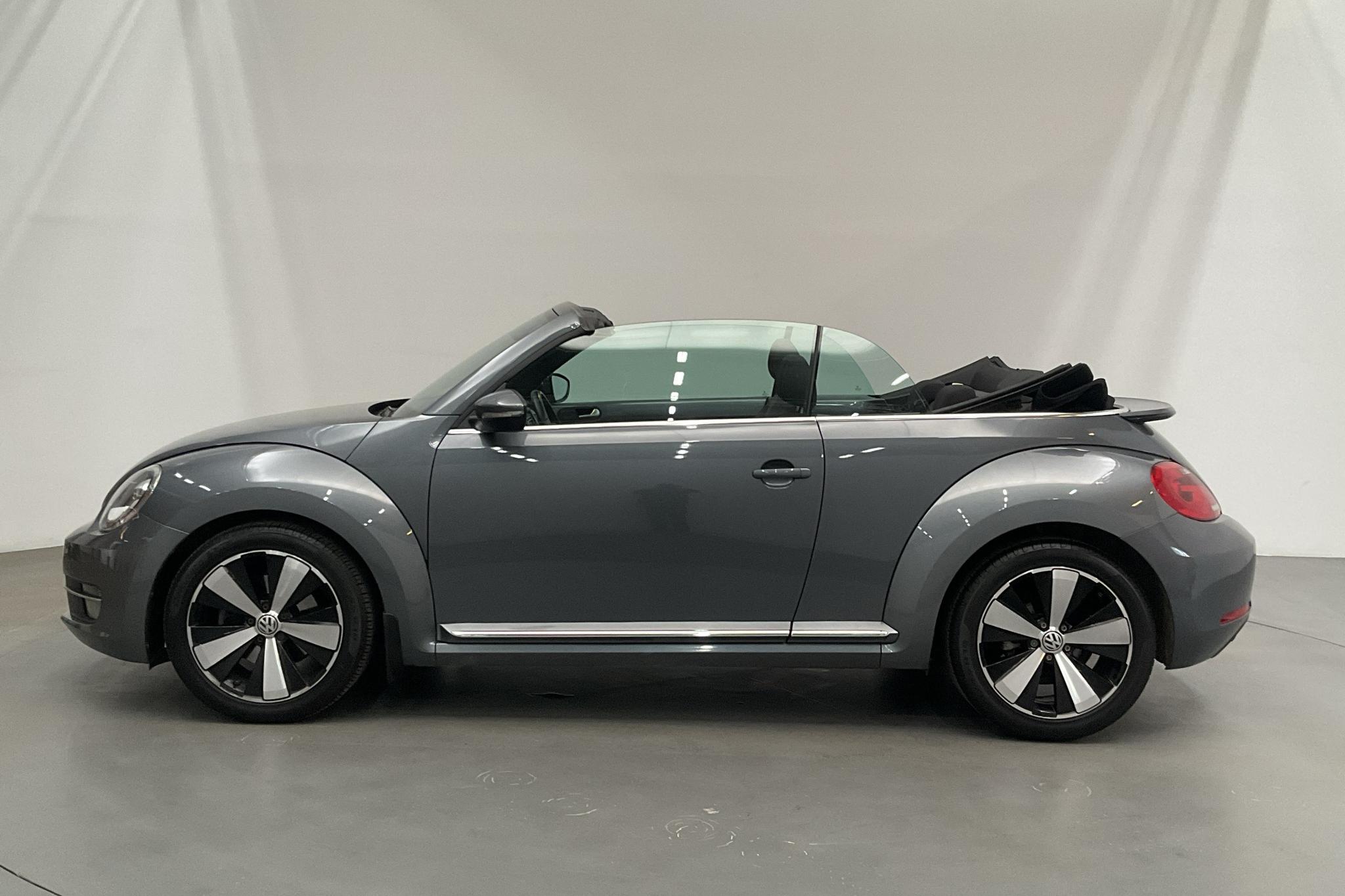 VW Beetle 1.4 TSI Cabriolet (160hk) - 5 607 mil - Automat - Dark Grey - 2013