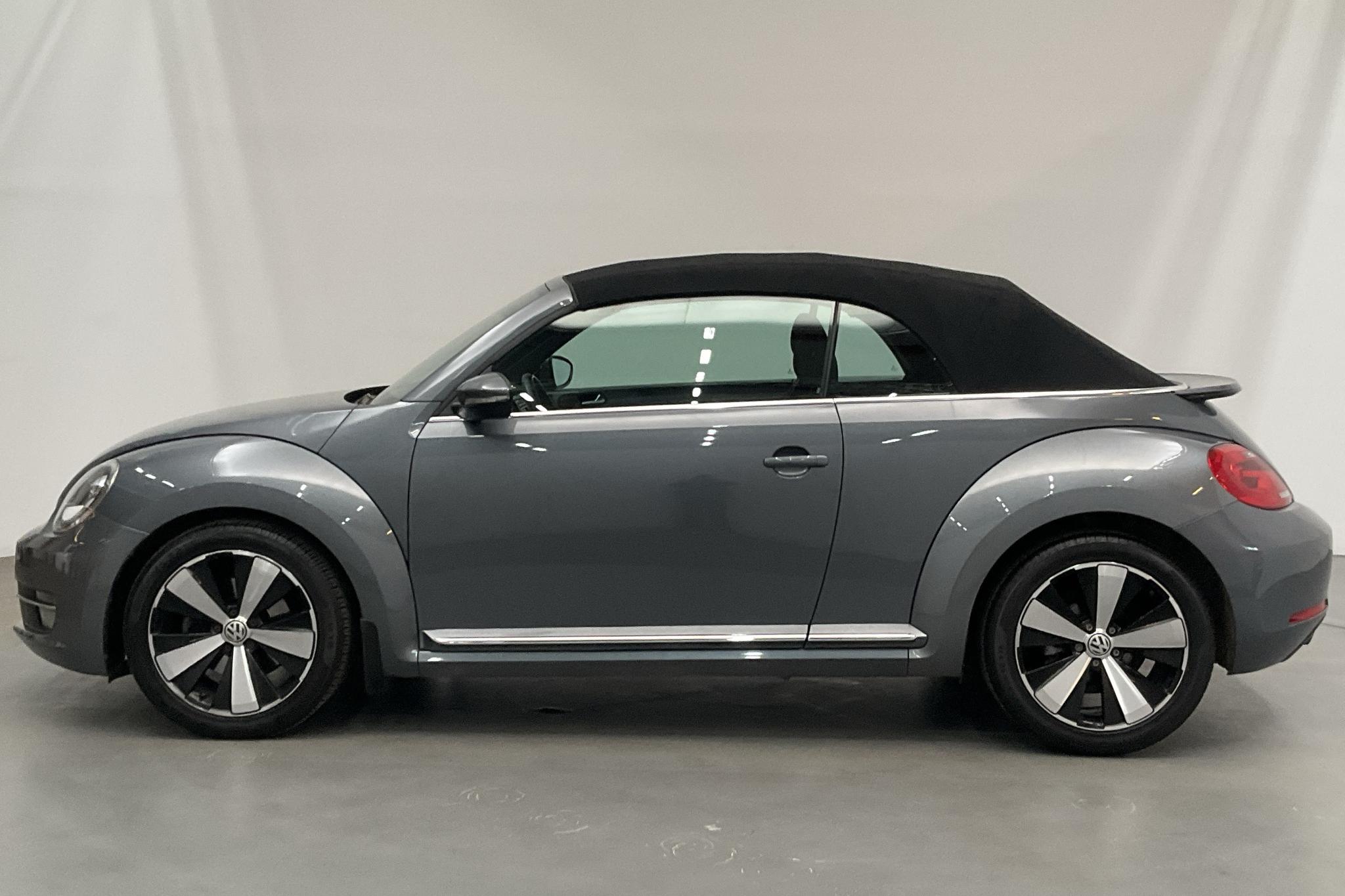 VW Beetle 1.4 TSI Cabriolet (160hk) - 5 607 mil - Automat - Dark Grey - 2013