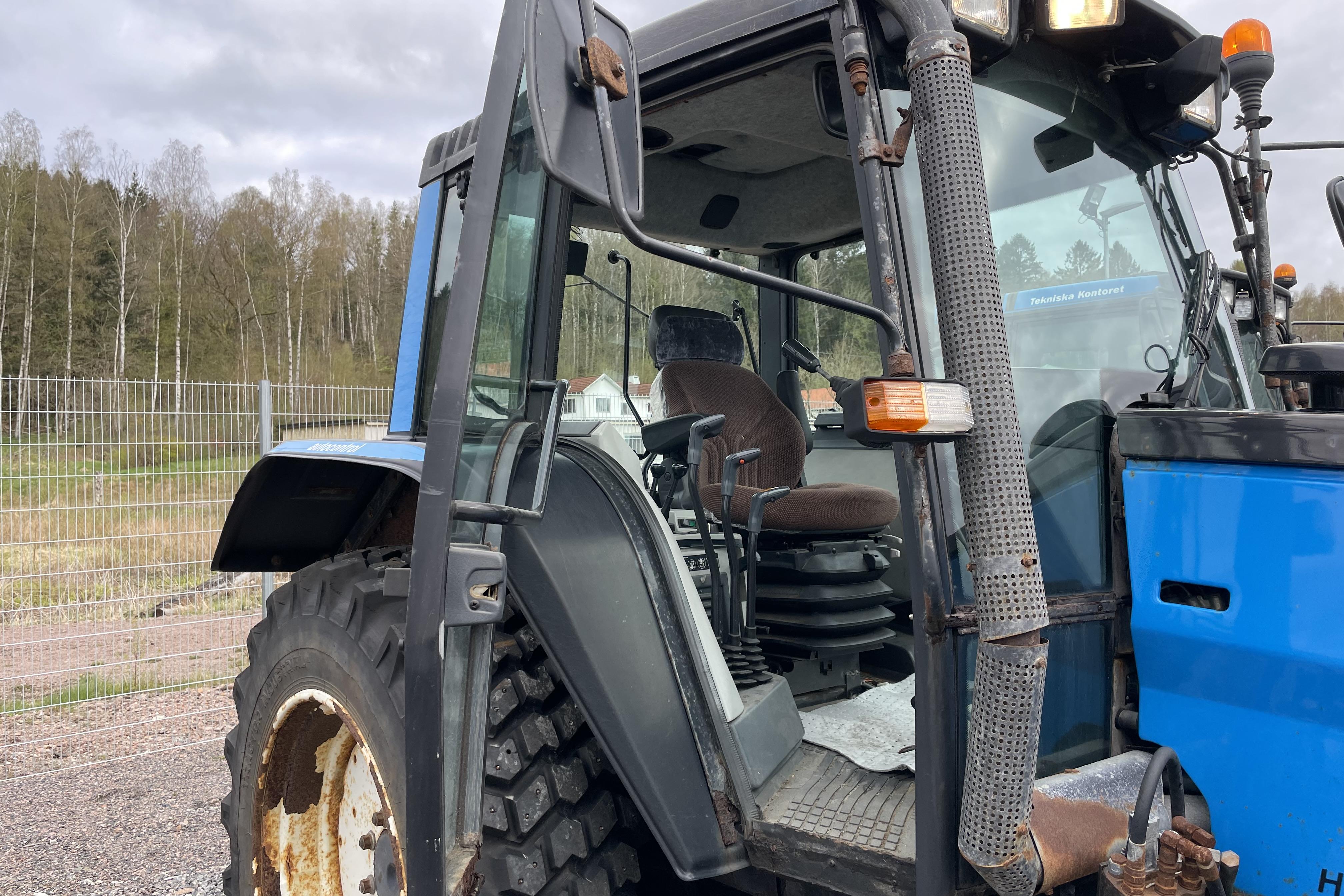 Valtra Valmet 6200-4 Traktor med vikplog -  - Manuell - blå - 1998