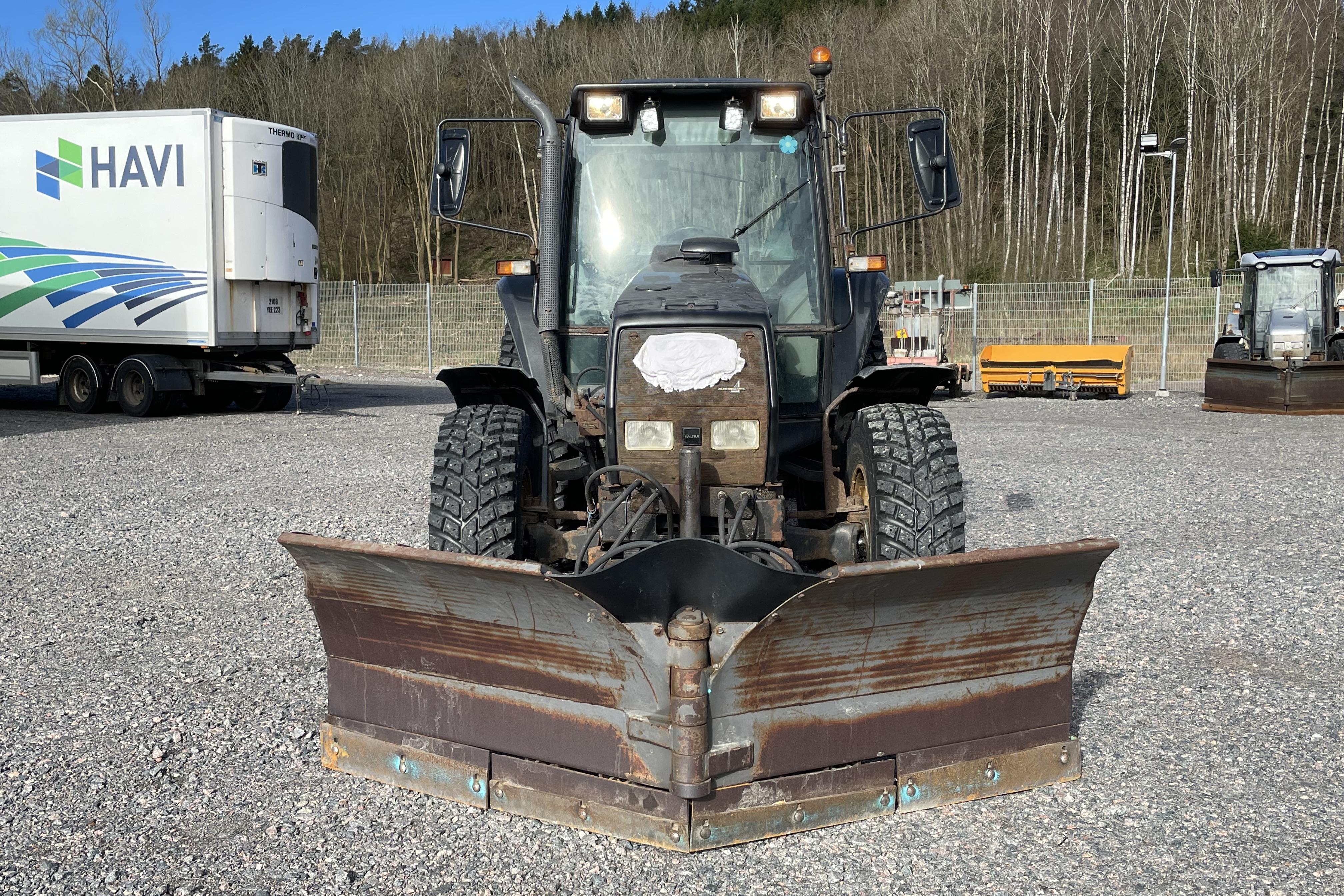 Valtra Valmet 6200-4 Traktor vikplog och bogserad sandspridare -  - Manuell - blå - 1998