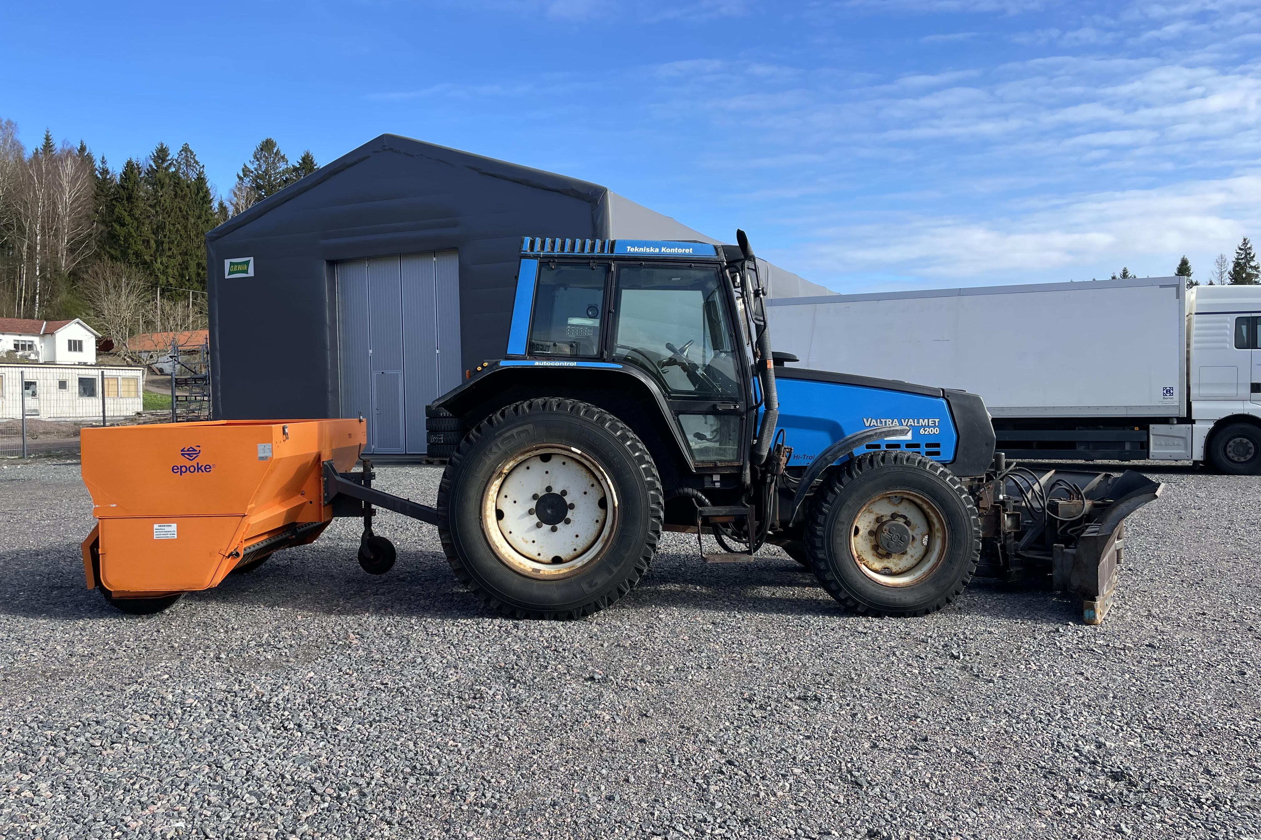 Valtra Valmet 6200-4 Traktor vikplog och bogserad sandspridare -  - Manual - blue - 1998
