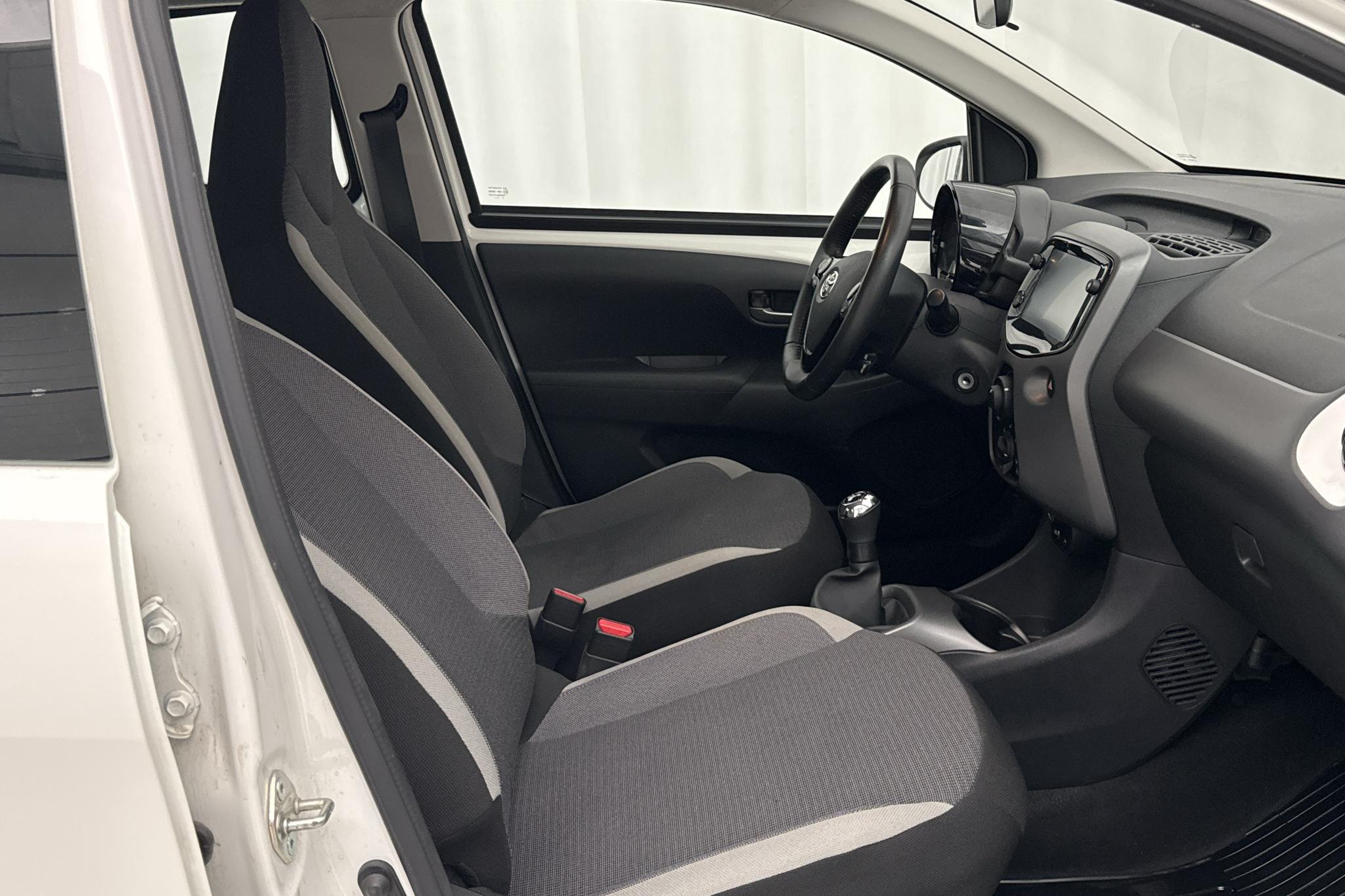 Toyota Aygo 1.0 5dr (72hk) - 12 280 km - Manualna - biały - 2021