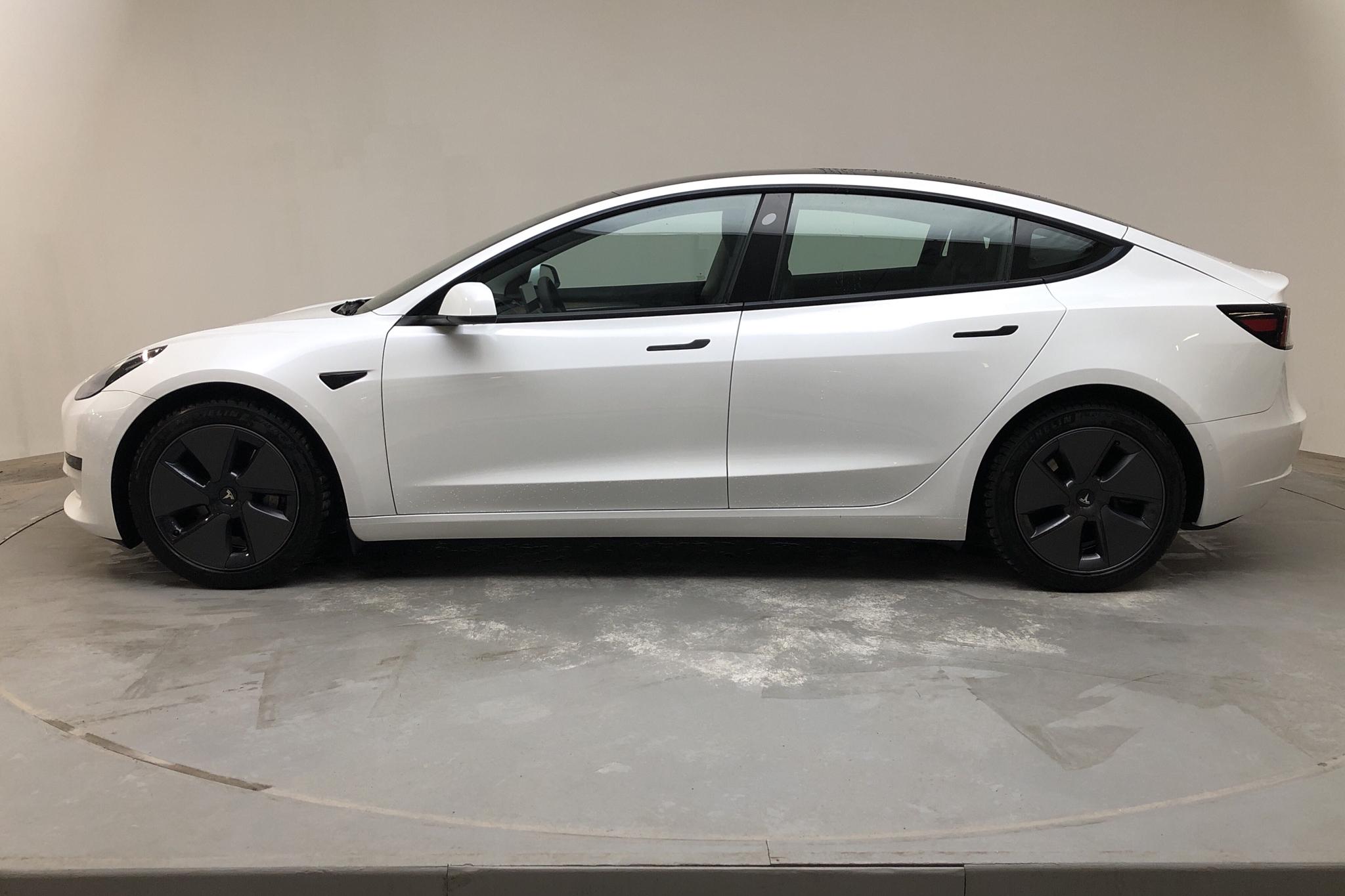 Tesla Model 3 Standard Range RWD - 3 707 mil - Automat - vit - 2021