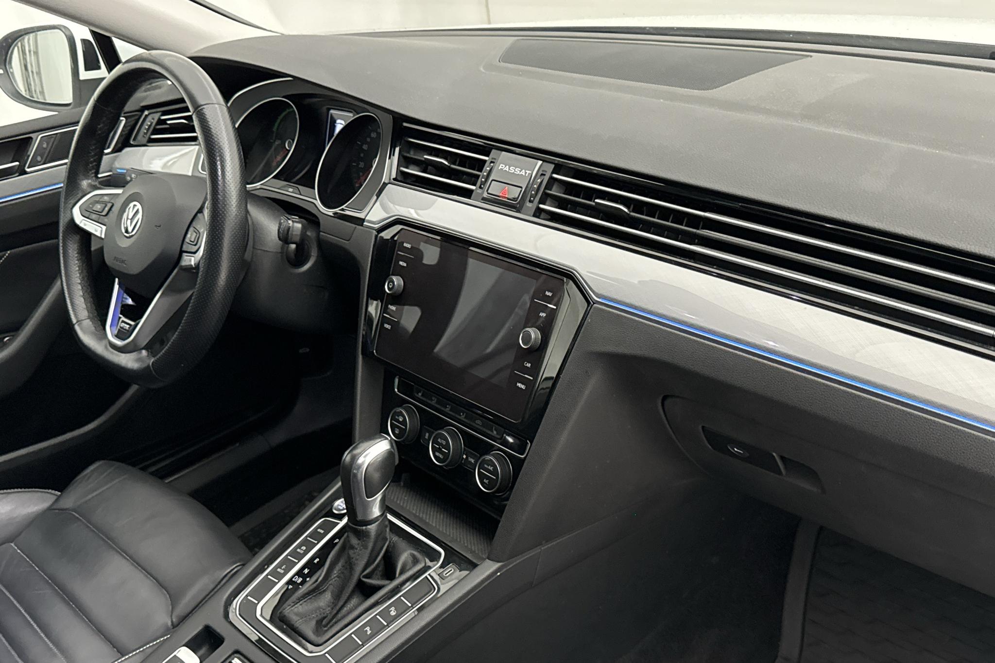 VW Passat 1.4 GTE Sportscombi (218hk) - 131 980 km - Automatic - white - 2020