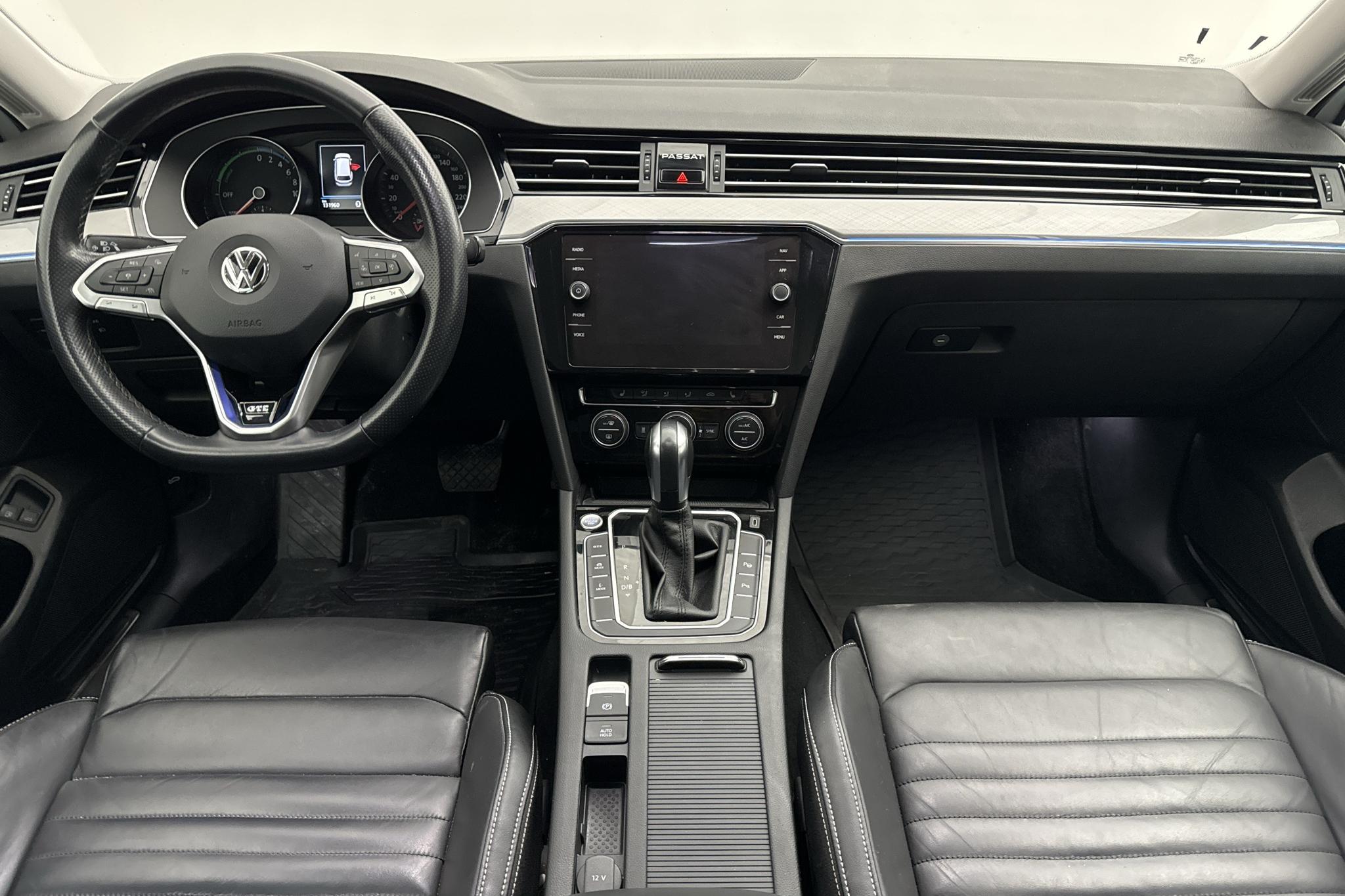 VW Passat 1.4 GTE Sportscombi (218hk) - 13 198 mil - Automat - vit - 2020