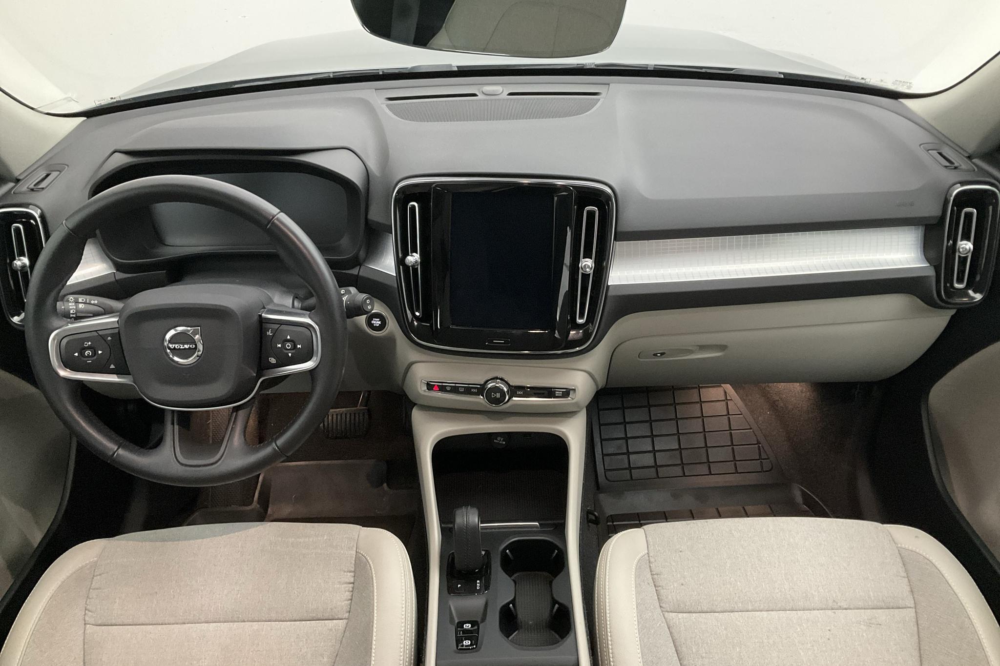 Volvo XC40 T4 2WD (190hk) - 67 100 km - Automatyczna - szary - 2019