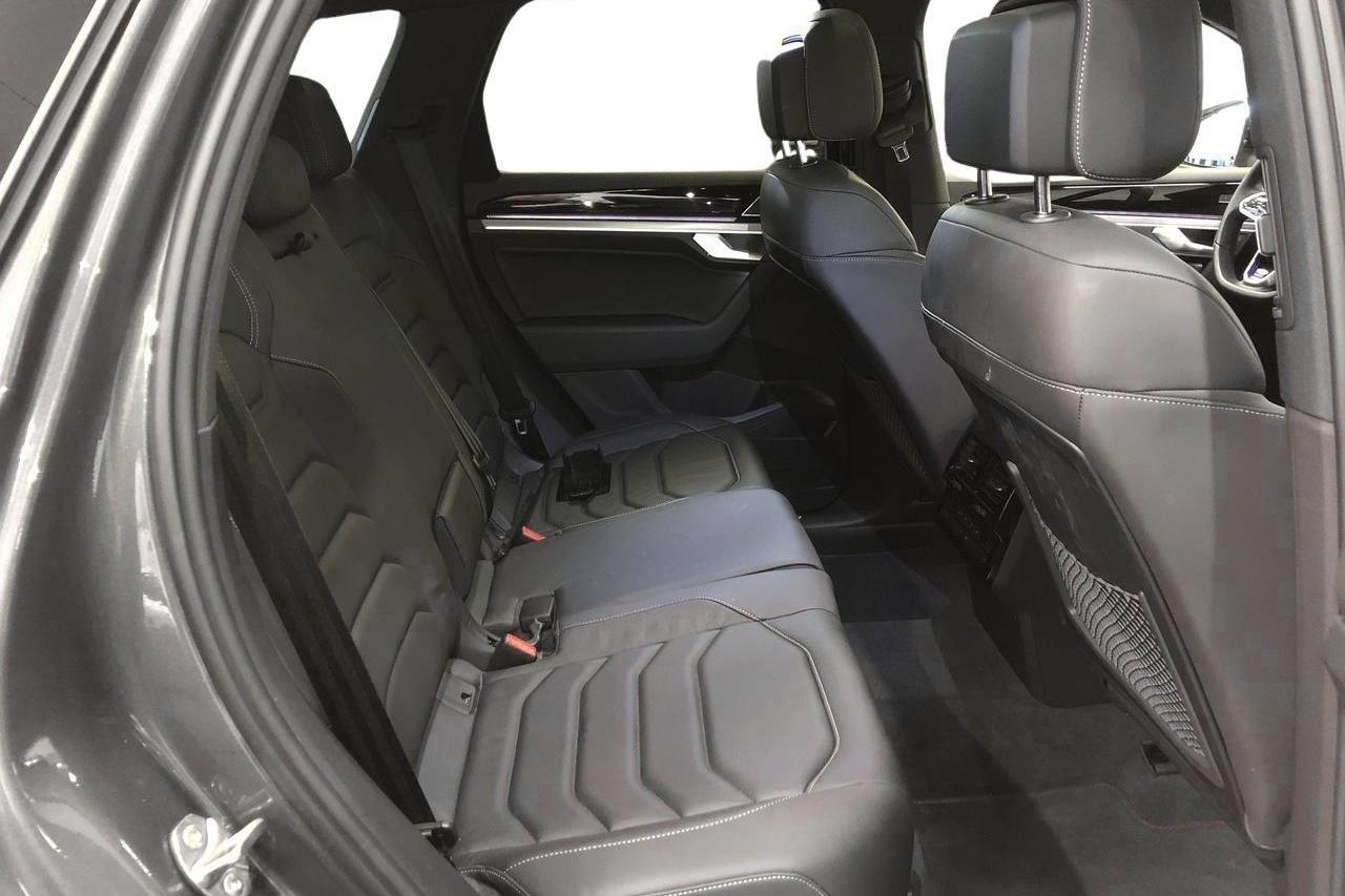 VW Touareg R V6 TSI e-Hybrid 4Motion (462hk) - 9 250 km - Automaattinen - harmaa - 2022