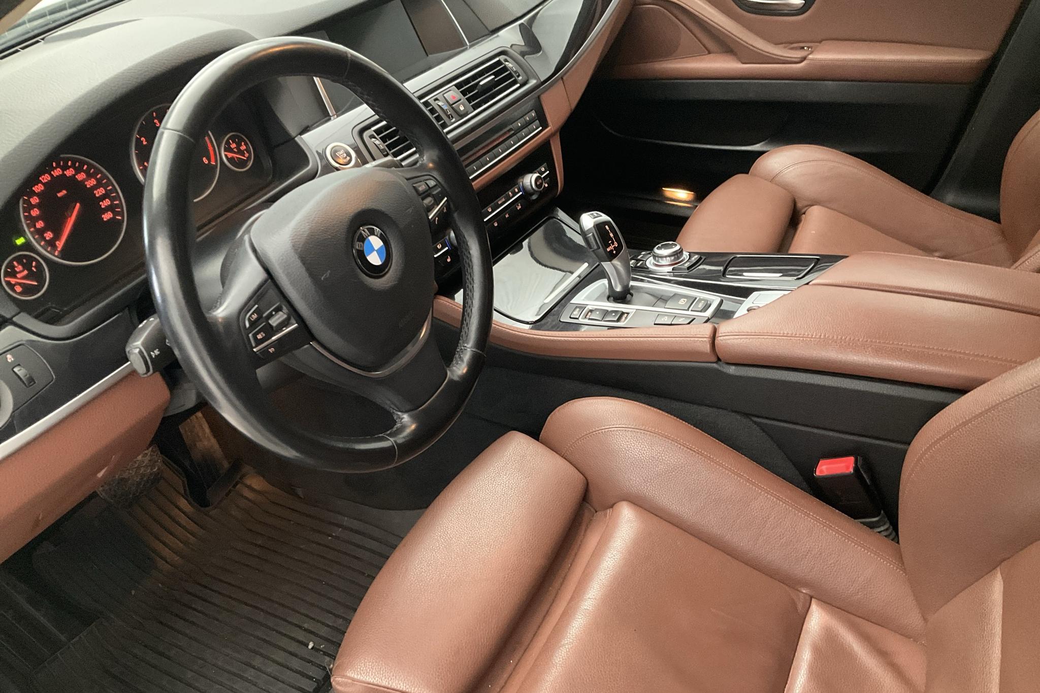 BMW 520d xDrive Touring, F11 (190hk) - 12 302 mil - Automat - vit - 2017