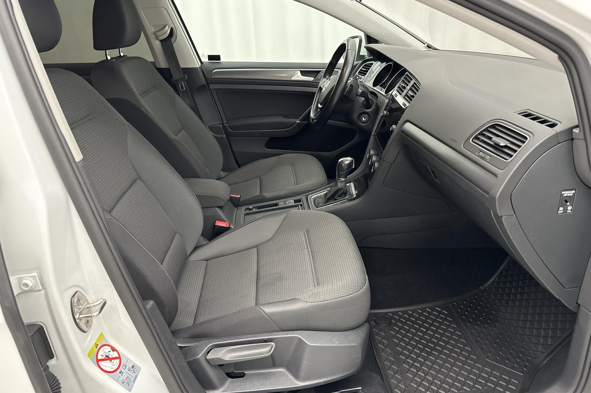 VW Golf VII 1.6 TDI Sportscombi (115hk) - 132 220 km - Automatyczna - biały - 2019