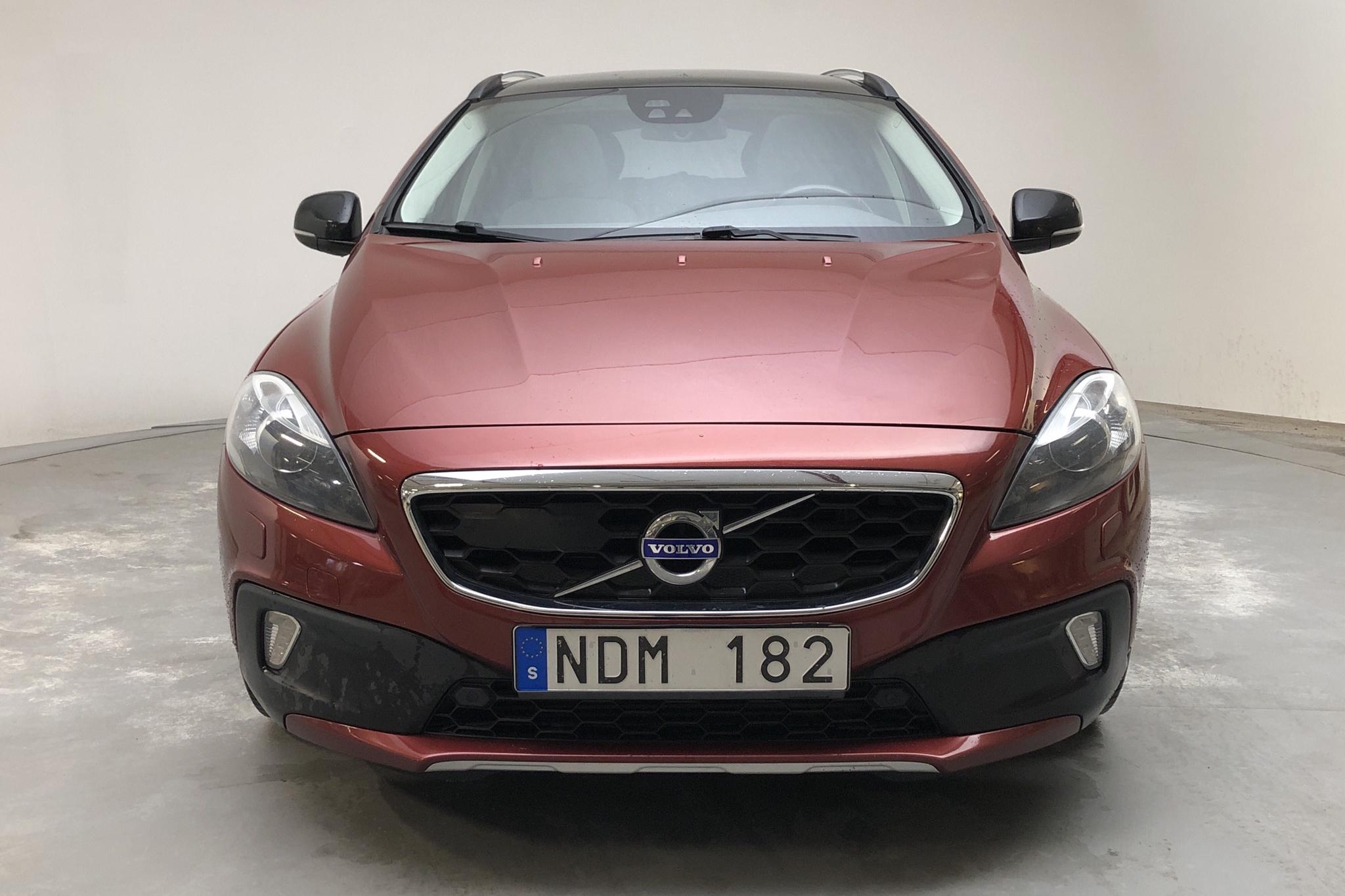 Volvo V40 Cross Country T5 (254hk) - 236 140 km - Automatic - red - 2013