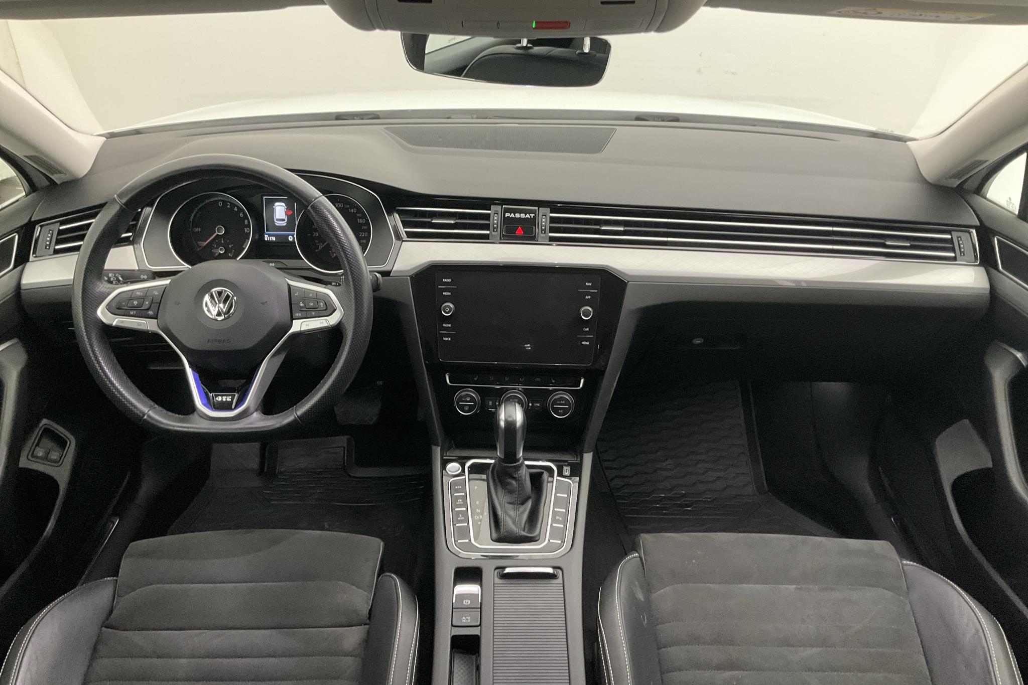 VW Passat 1.4 GTE Sportscombi (218hk) - 8 117 mil - Automat - vit - 2020