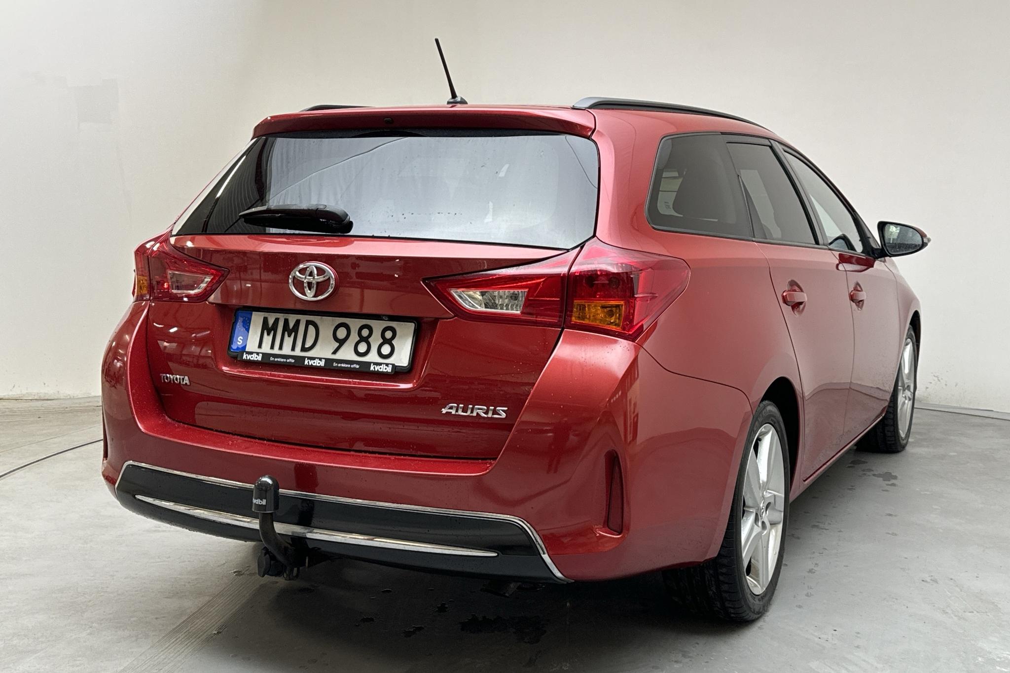 Toyota Auris 2.0 D-4D Touring Sports (124hk) - 172 230 km - Käsitsi - Dark Red - 2014