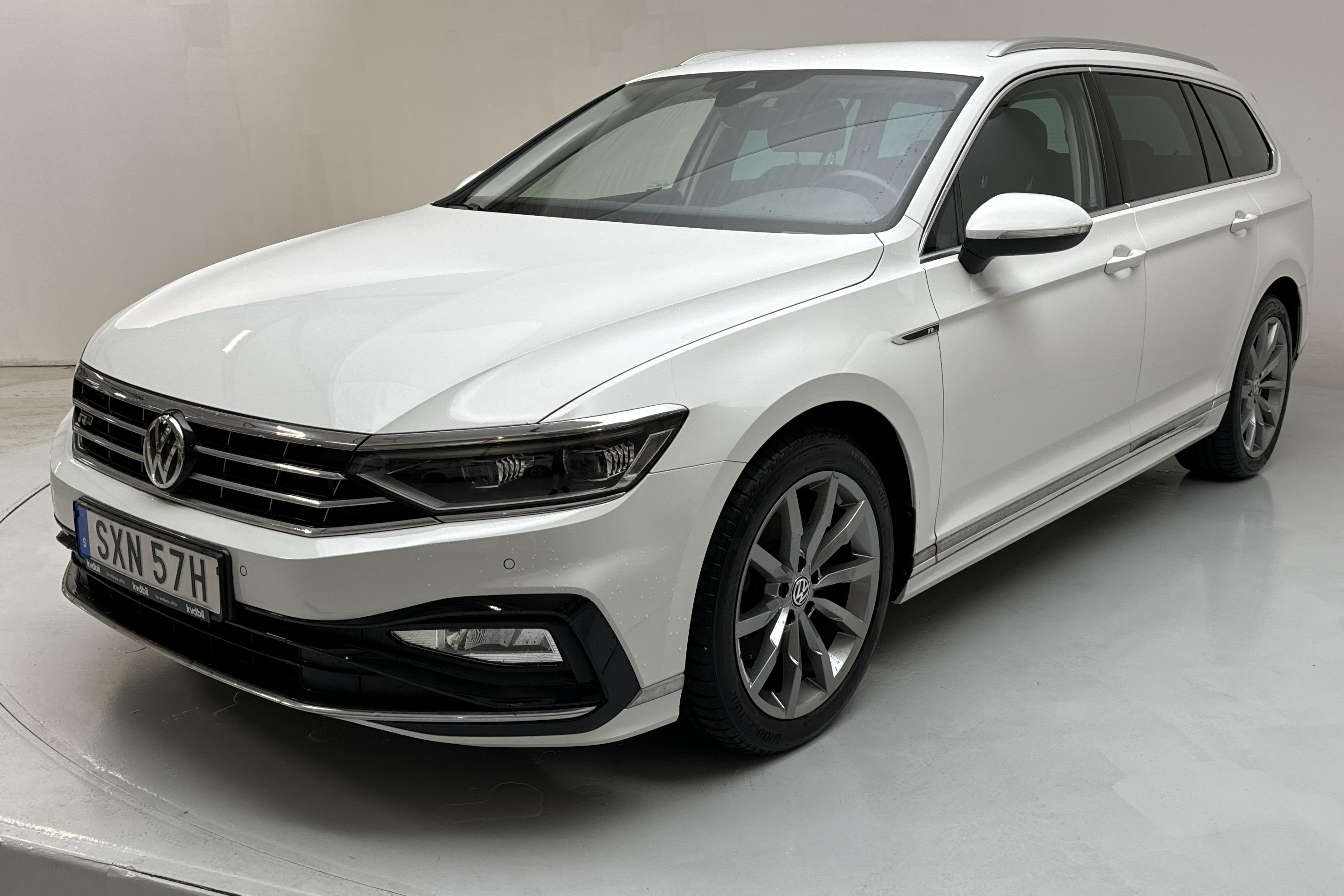 VW Passat 2.0 TDI Sportscombi (190hk) - 52 680 km - Automatic - white - 2020