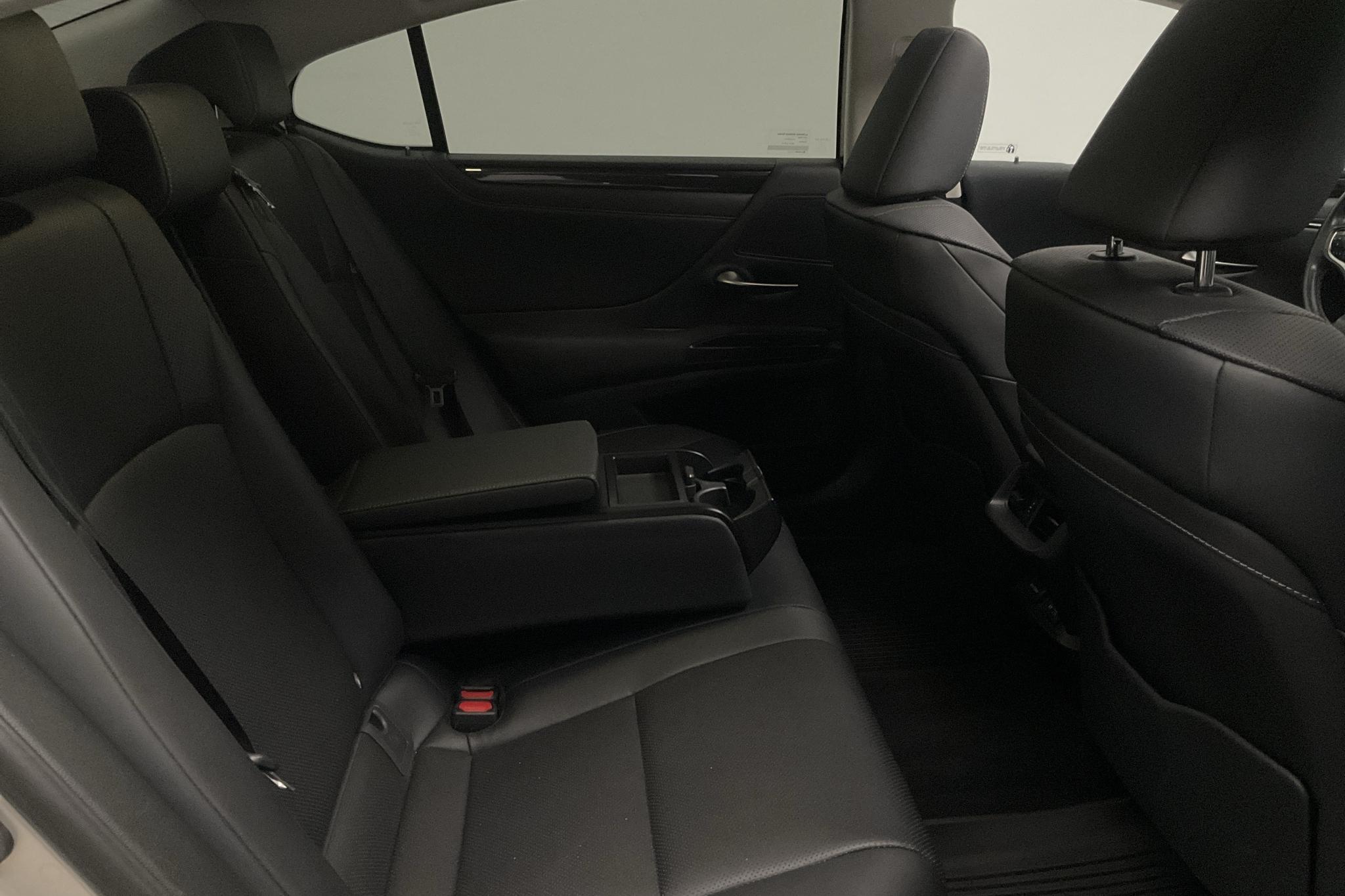 Lexus ES 300h (218hk) - 8 488 mil - Automat - silver - 2021