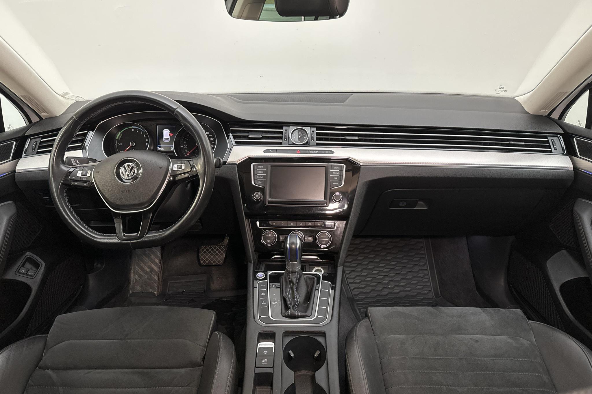 VW Passat 1.4 Plug-in-Hybrid Sportscombi (218hk) - 147 090 km - Automatyczna - biały - 2017