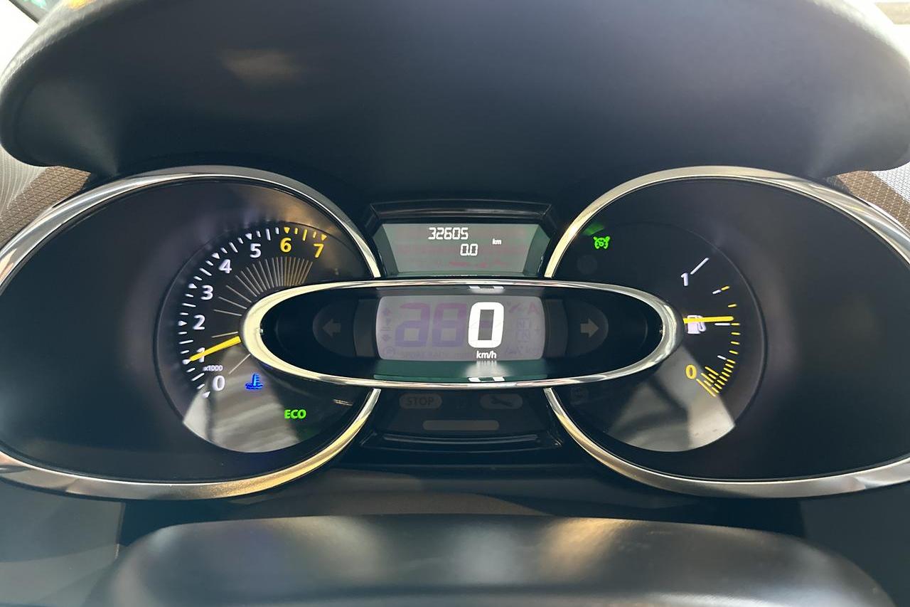 Renault Clio IV 0.9 TCe 90 Sports Tourer (90hk) - 3 261 mil - Manuell - grå - 2015