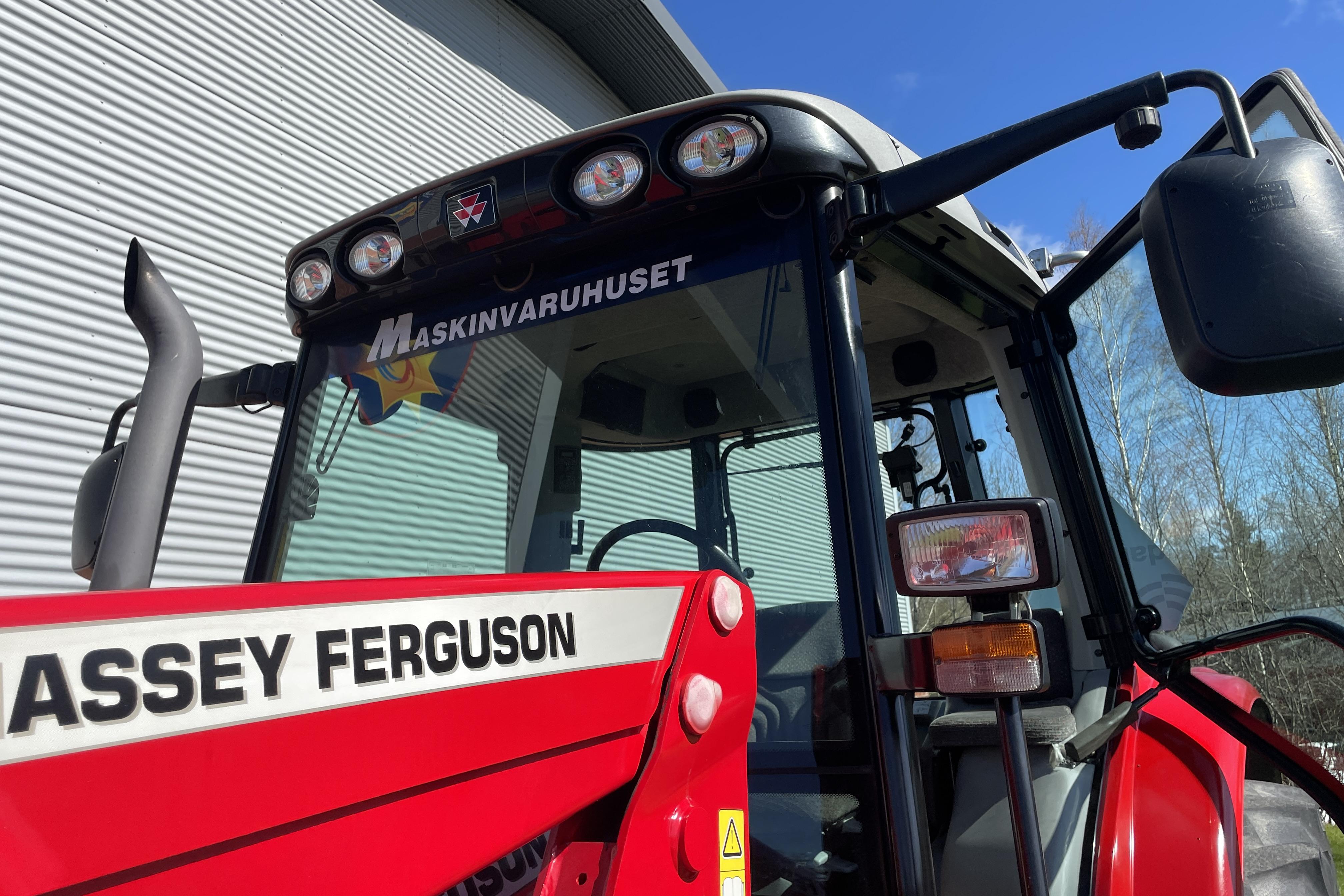 Massey Ferguson 6445 med frontlastare, traktorvagn, vikplog, skopa & korg -  - röd - 2009