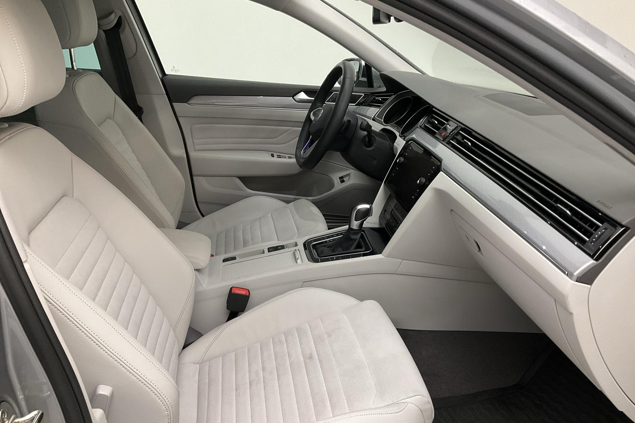 VW Passat 1.4 GTE Sportscombi (218hk) - 1 572 mil - Automat - silver - 2023