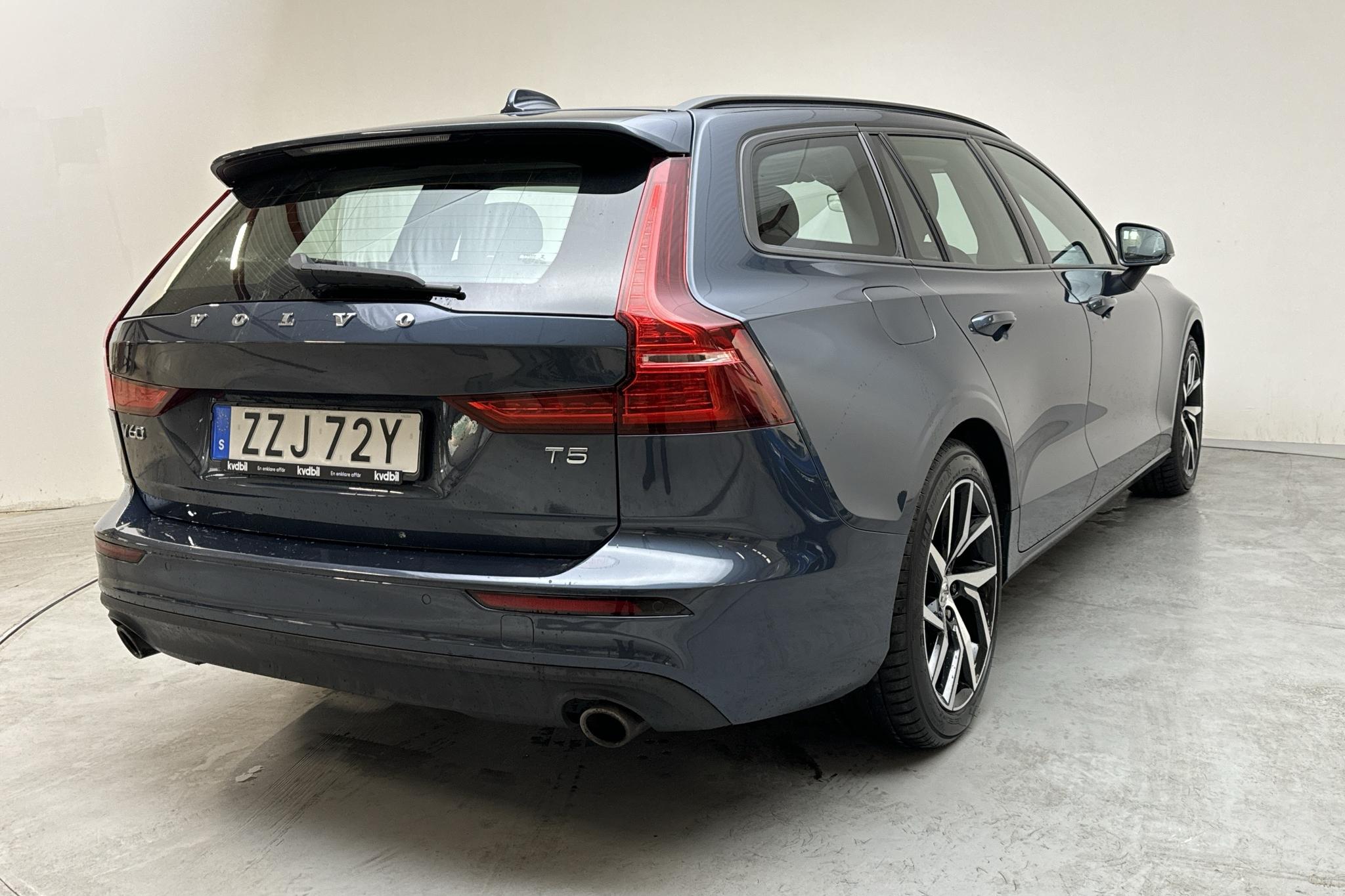 Volvo V60 T5 (250hk) - 15 707 mil - Automat - Dark Blue - 2019