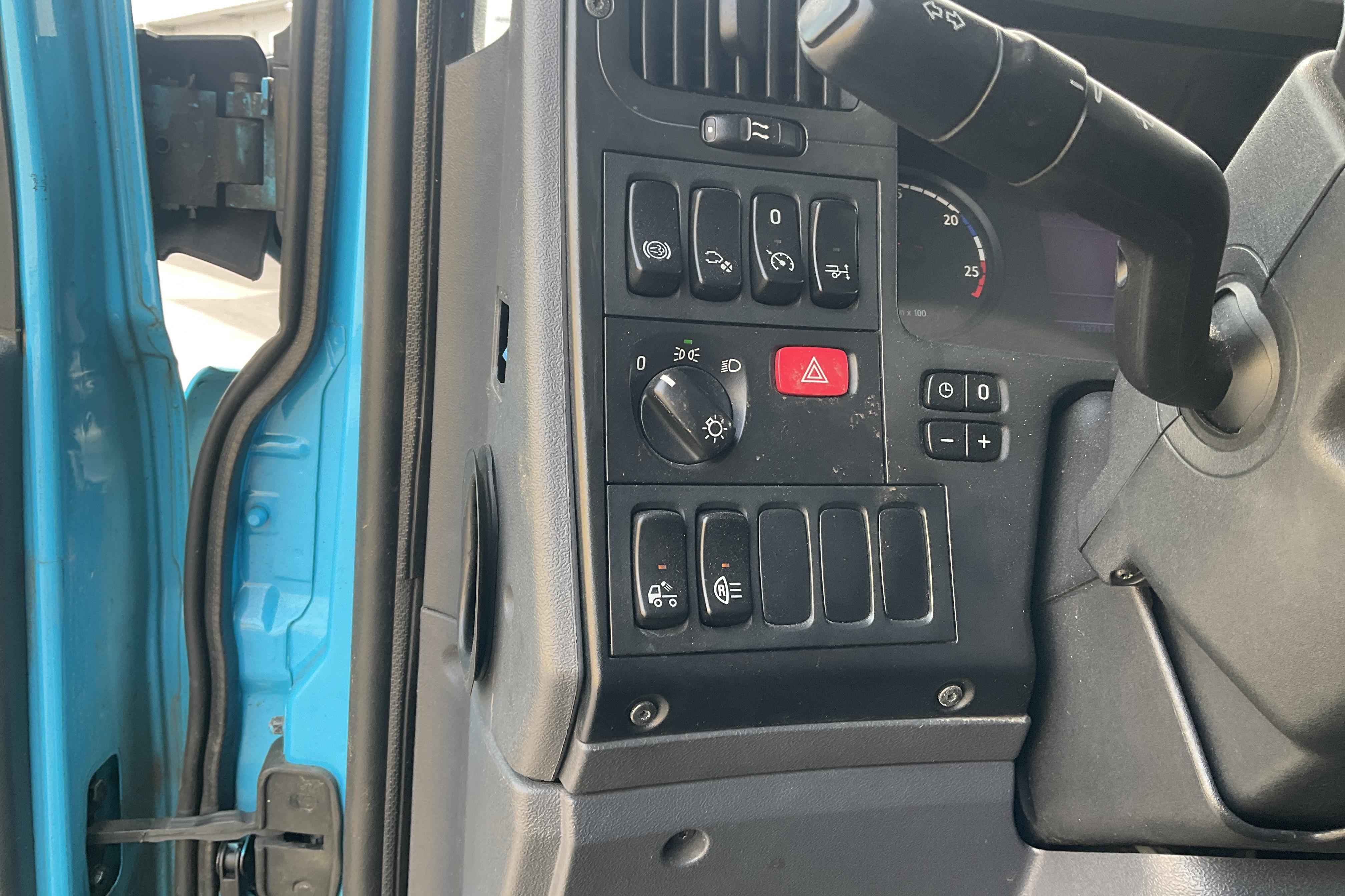 Scania P230 - 734 271 km - Automat - blå - 2013