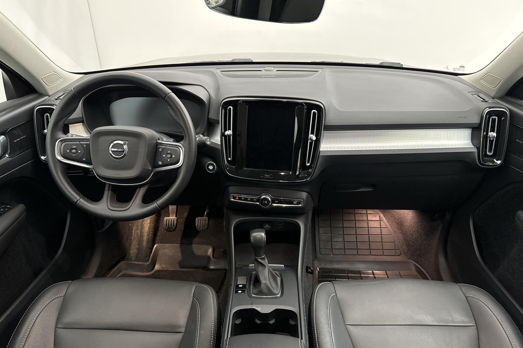Volvo XC40 T3 2WD (163hk) - 3 288 mil - Manuell - svart - 2021