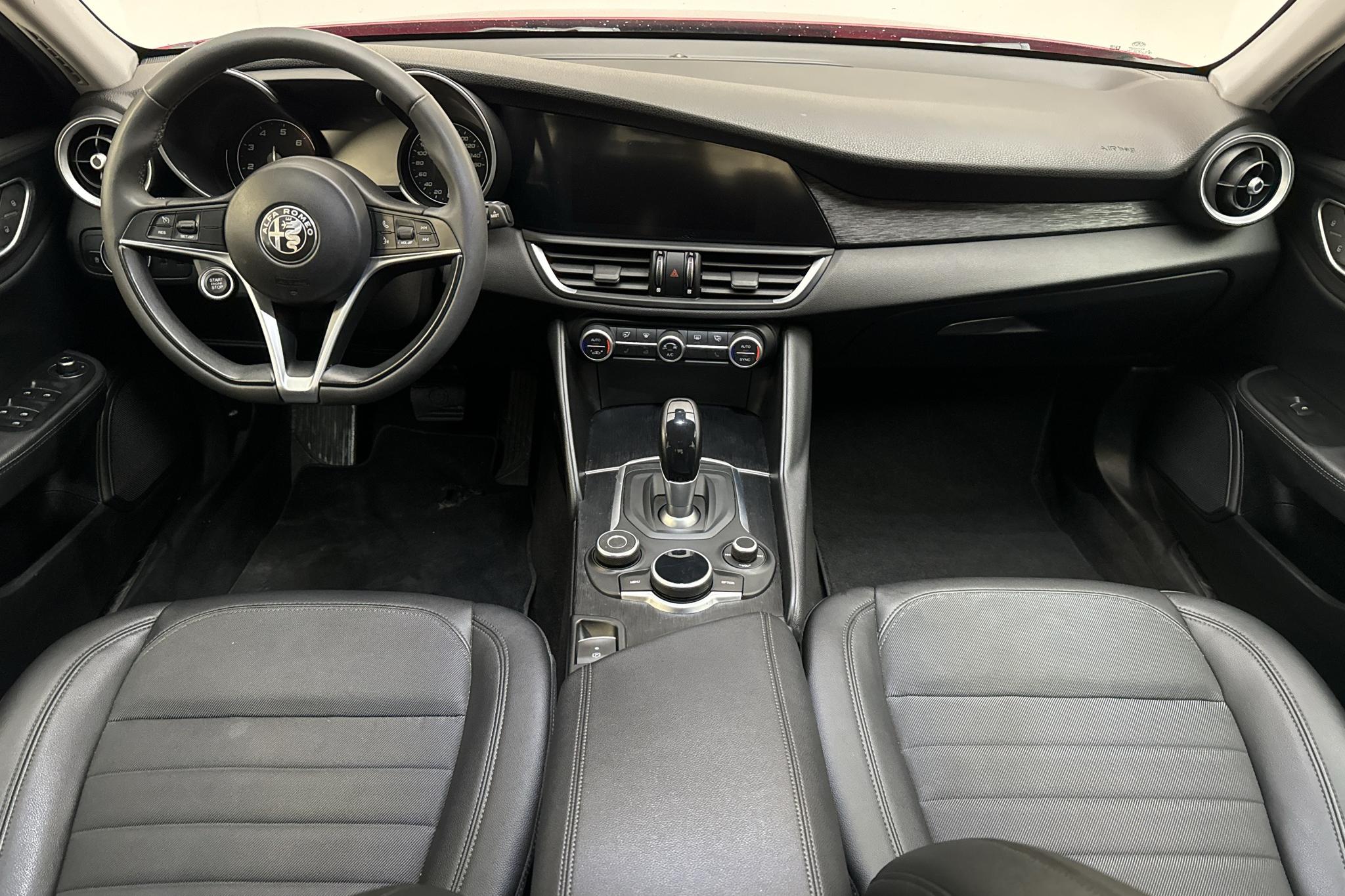 Alfa Romeo Giulia 2.0 (200hk) - 8 879 mil - Automat - röd - 2020