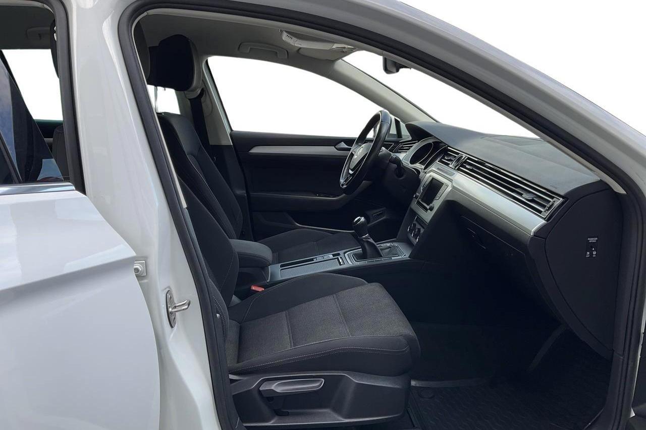 VW Passat 2.0 TDI Sportscombi 4MOTION (150hk) - 195 940 km - Manualna - biały - 2016