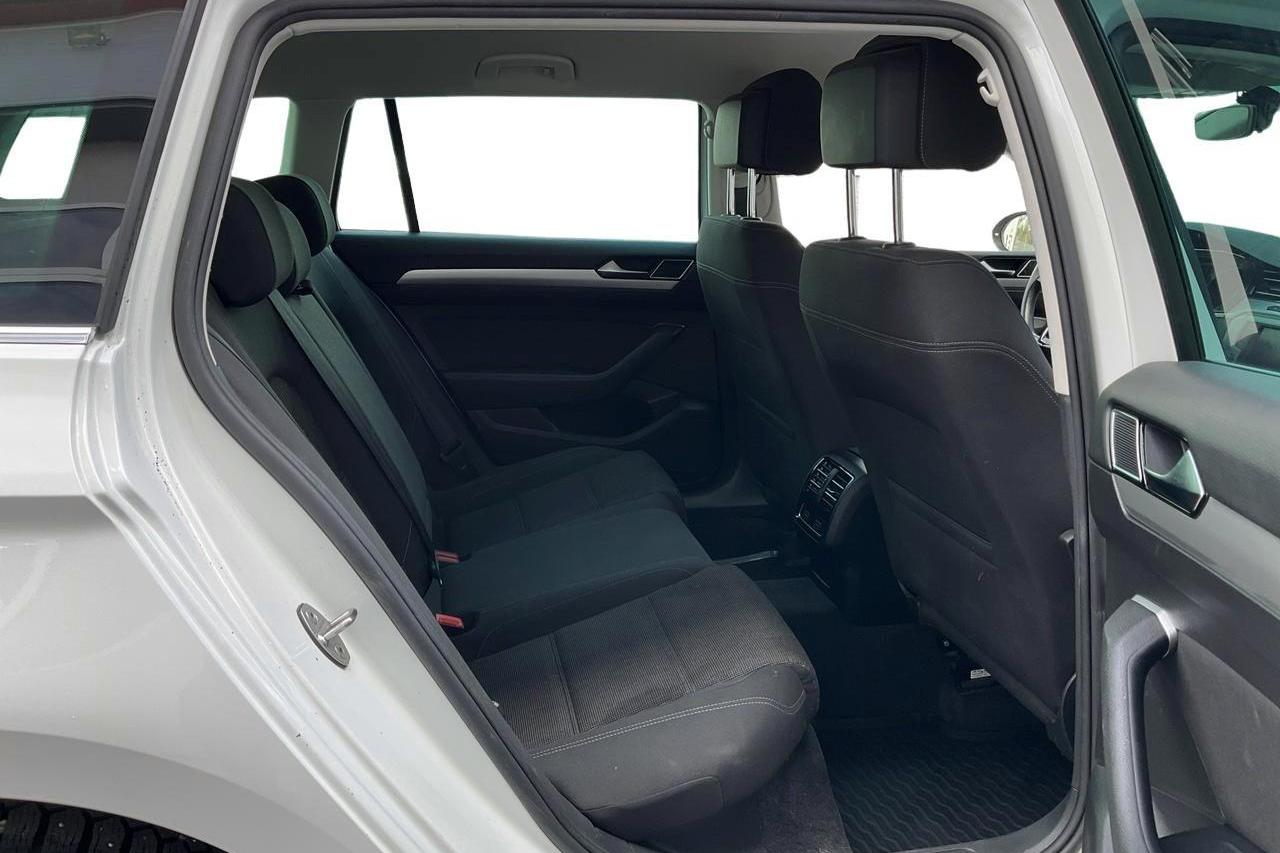 VW Passat 2.0 TDI Sportscombi 4MOTION (150hk) - 195 940 km - Manualna - biały - 2016