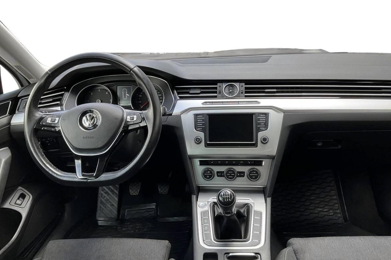 VW Passat 2.0 TDI Sportscombi 4MOTION (150hk) - 19 594 mil - Manuell - vit - 2016