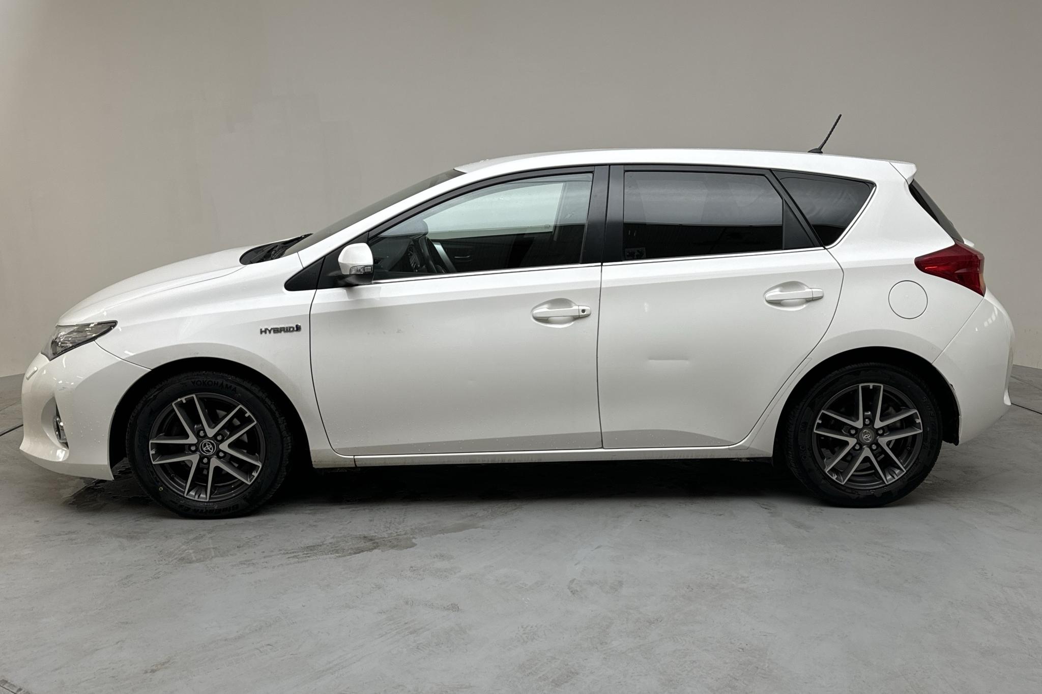 Toyota Auris 1.8 HSD 5dr (99hk) - 178 280 km - Automatyczna - biały - 2015