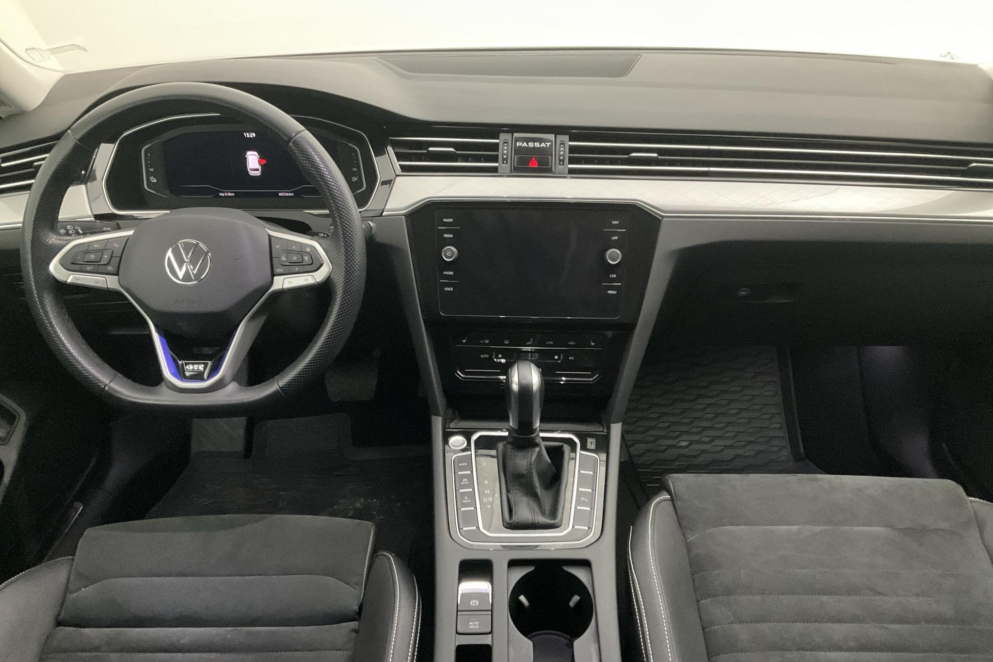 VW Passat 1.4 GTE Sportscombi (218hk) - 6 025 mil - Automat - vit - 2021