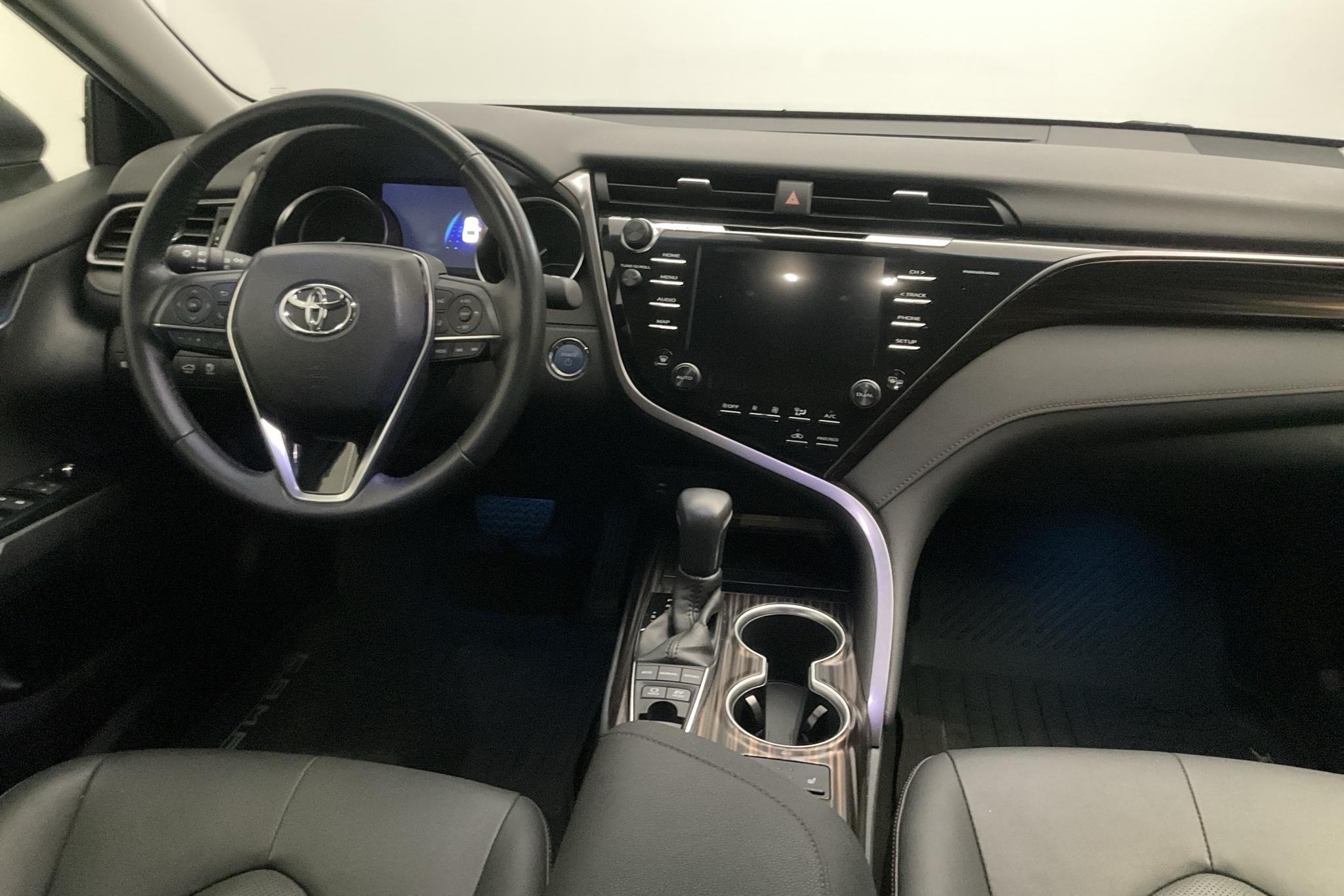 Toyota Camry 2.5 Hybrid (218hk) - 2 955 mil - Automat - silver - 2019