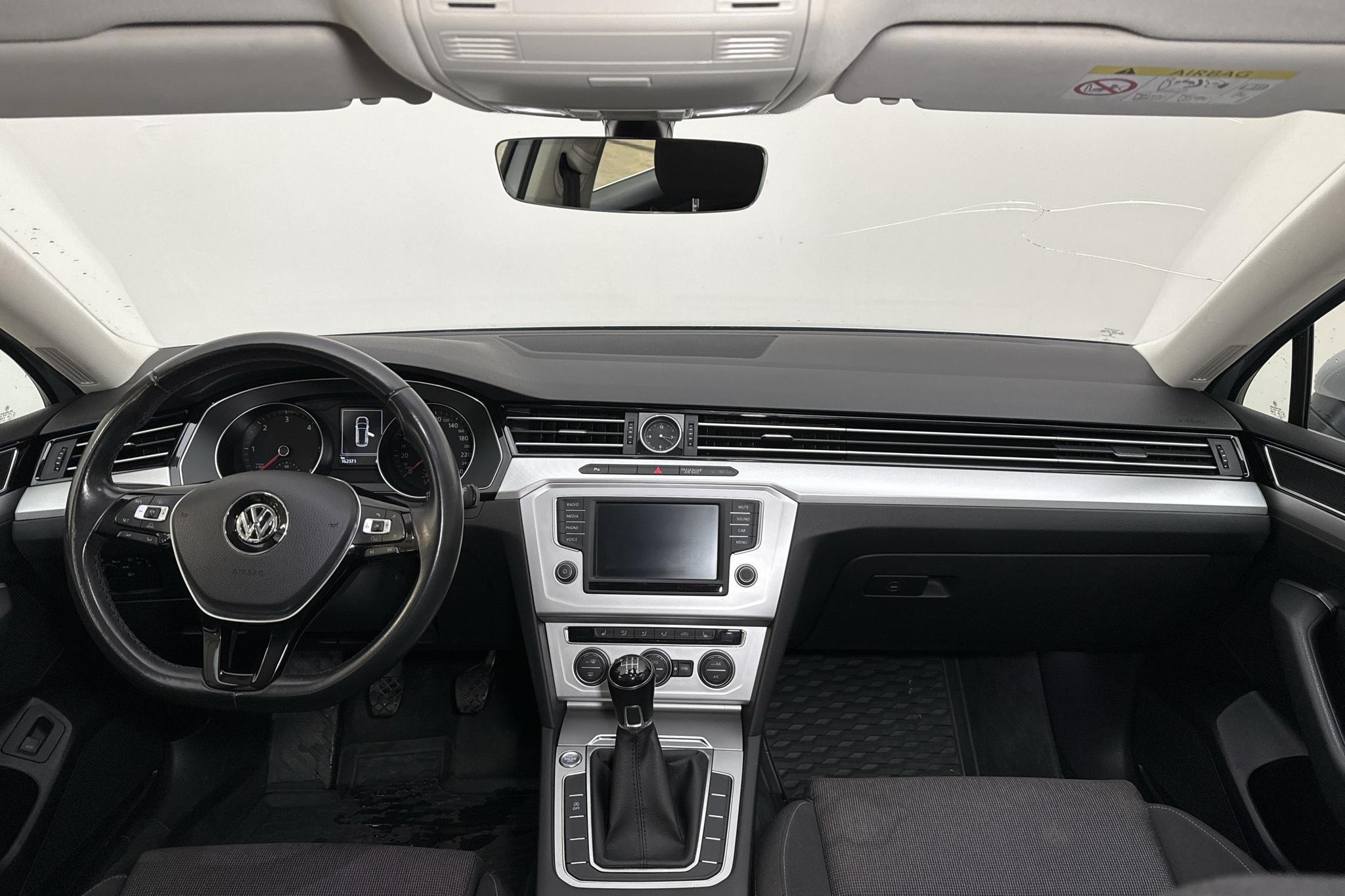 VW Passat 2.0 TDI Sportscombi (150hk) - 162 360 km - Manual - silver - 2017