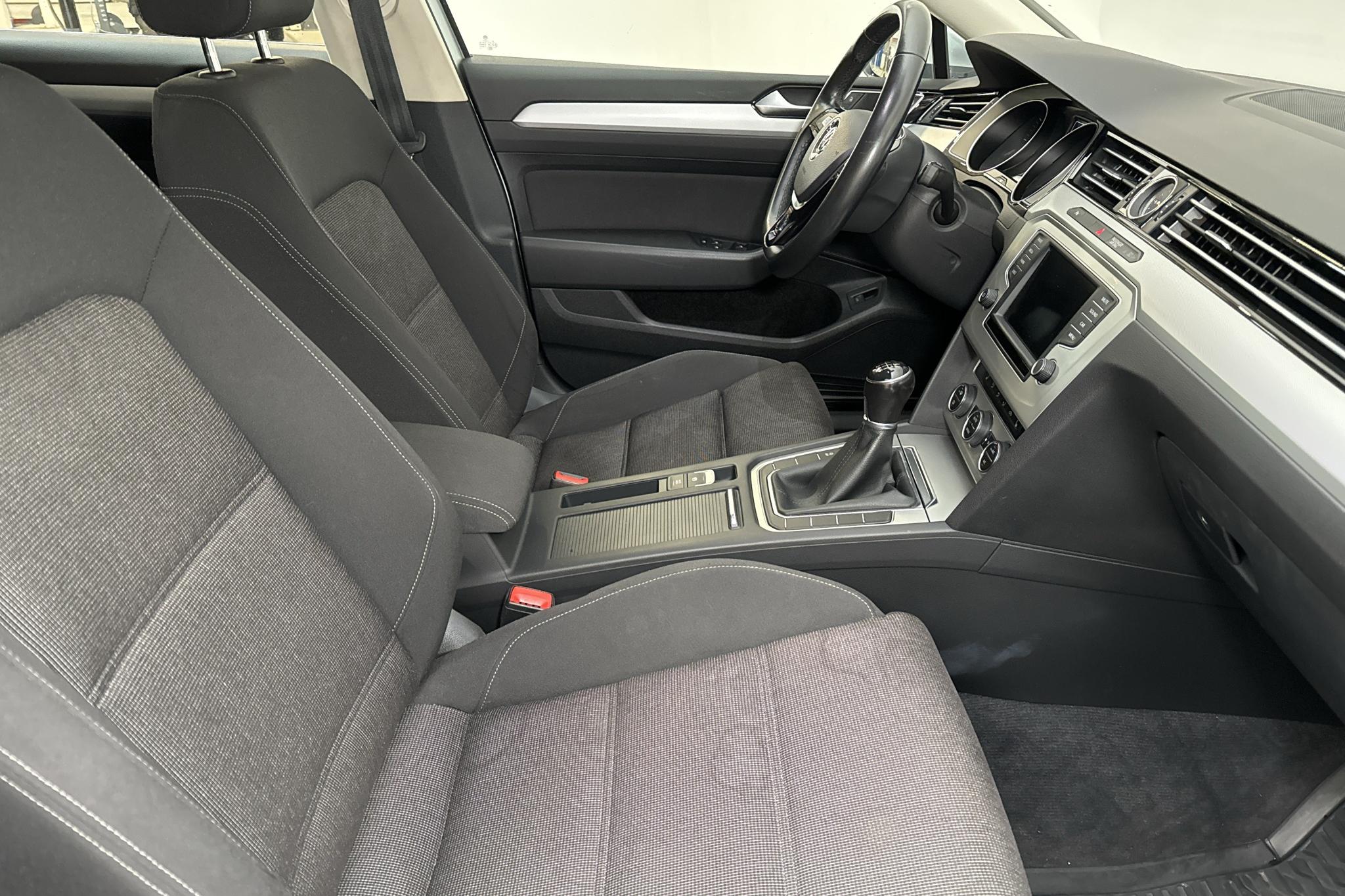 VW Passat 2.0 TDI Sportscombi (150hk) - 16 236 mil - Manuell - silver - 2017