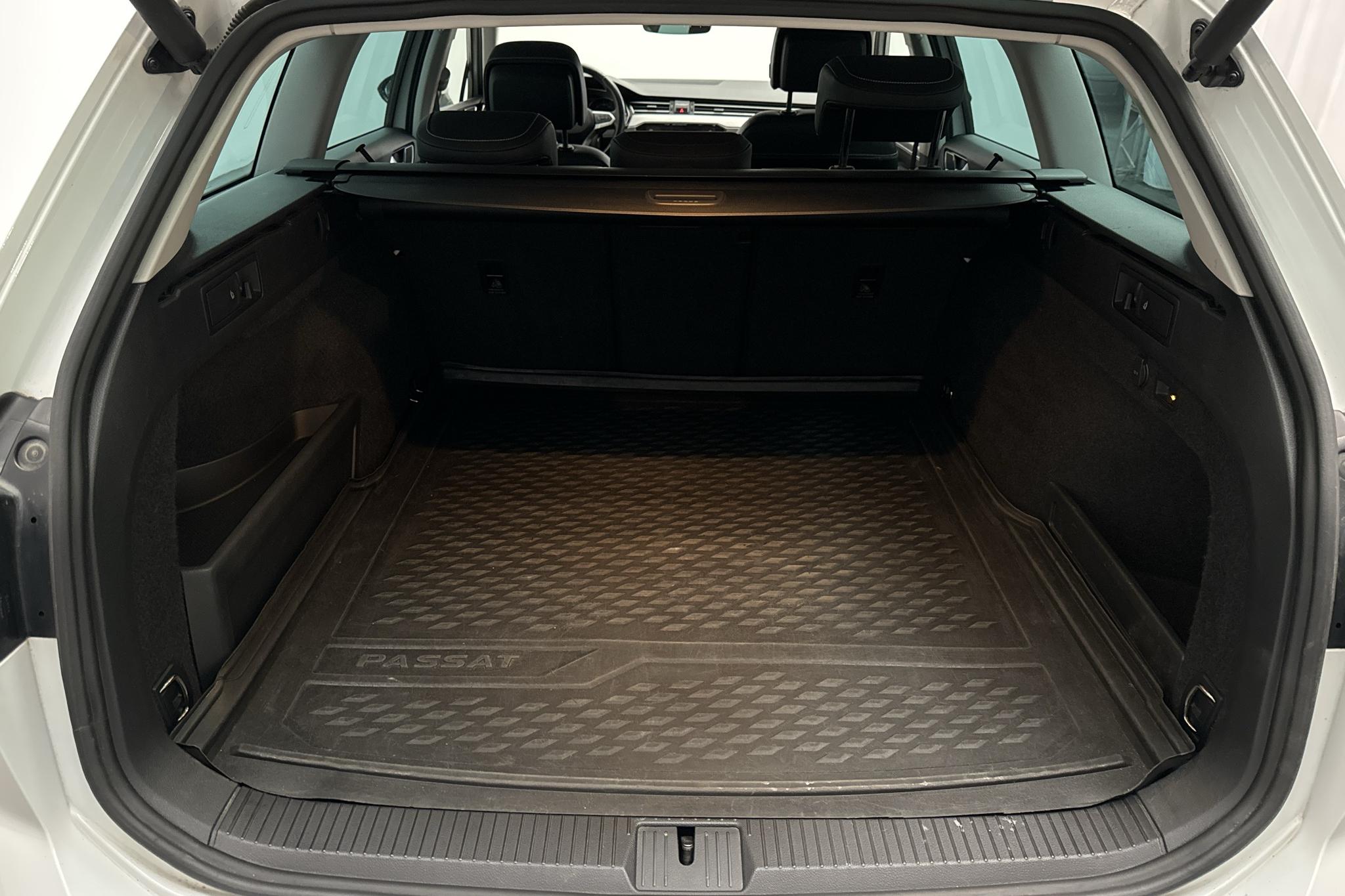 VW Passat 1.4 GTE Sportscombi (218hk) - 10 100 mil - Automat - vit - 2020
